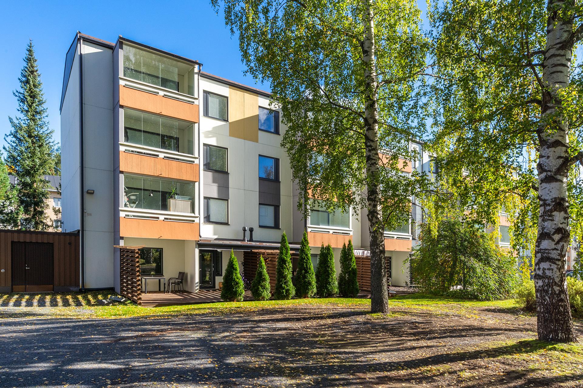 Taloyhtiön viihtyisä ja siisti pihapiiri