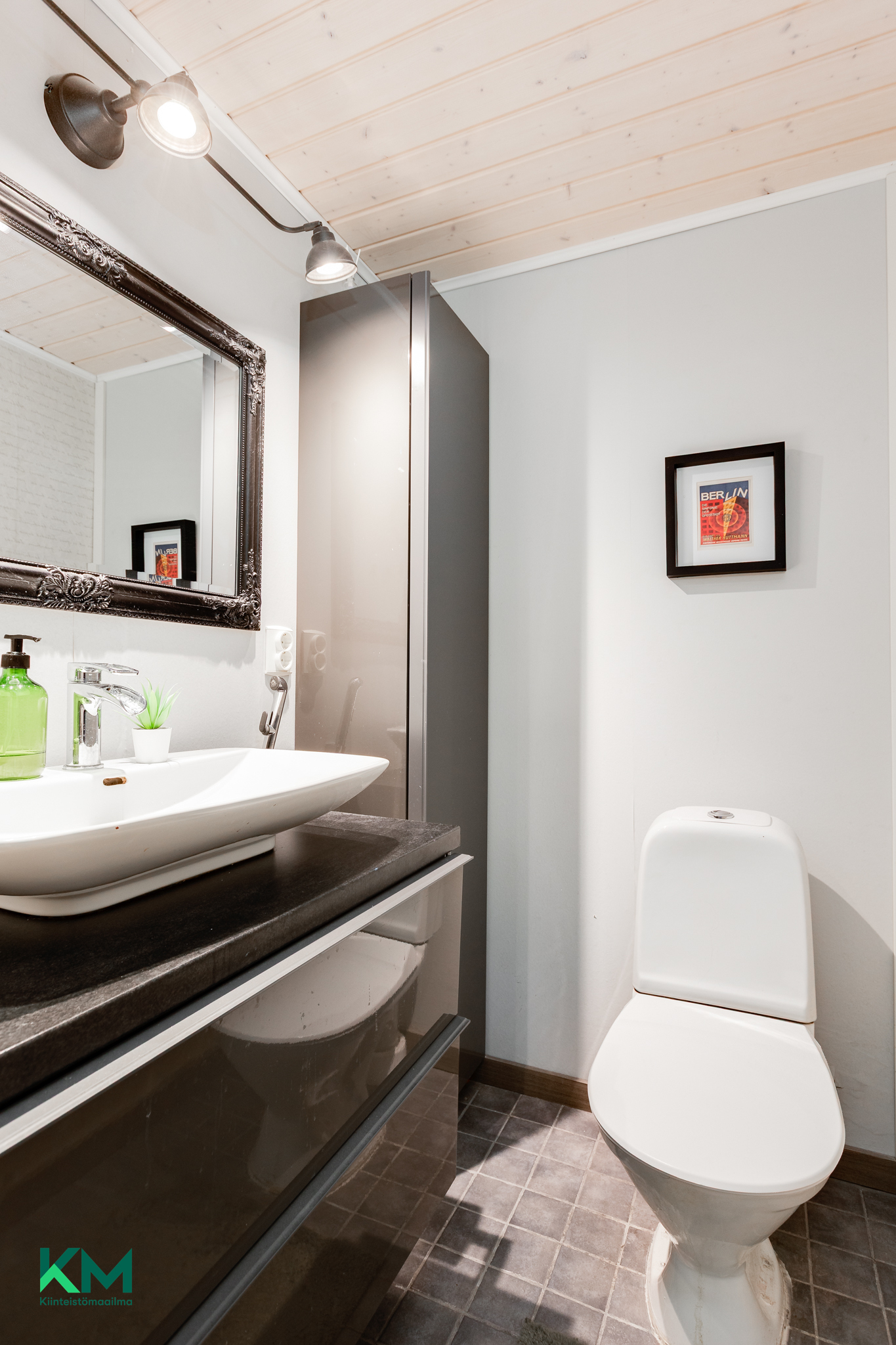 Yläkerran erillinen wc