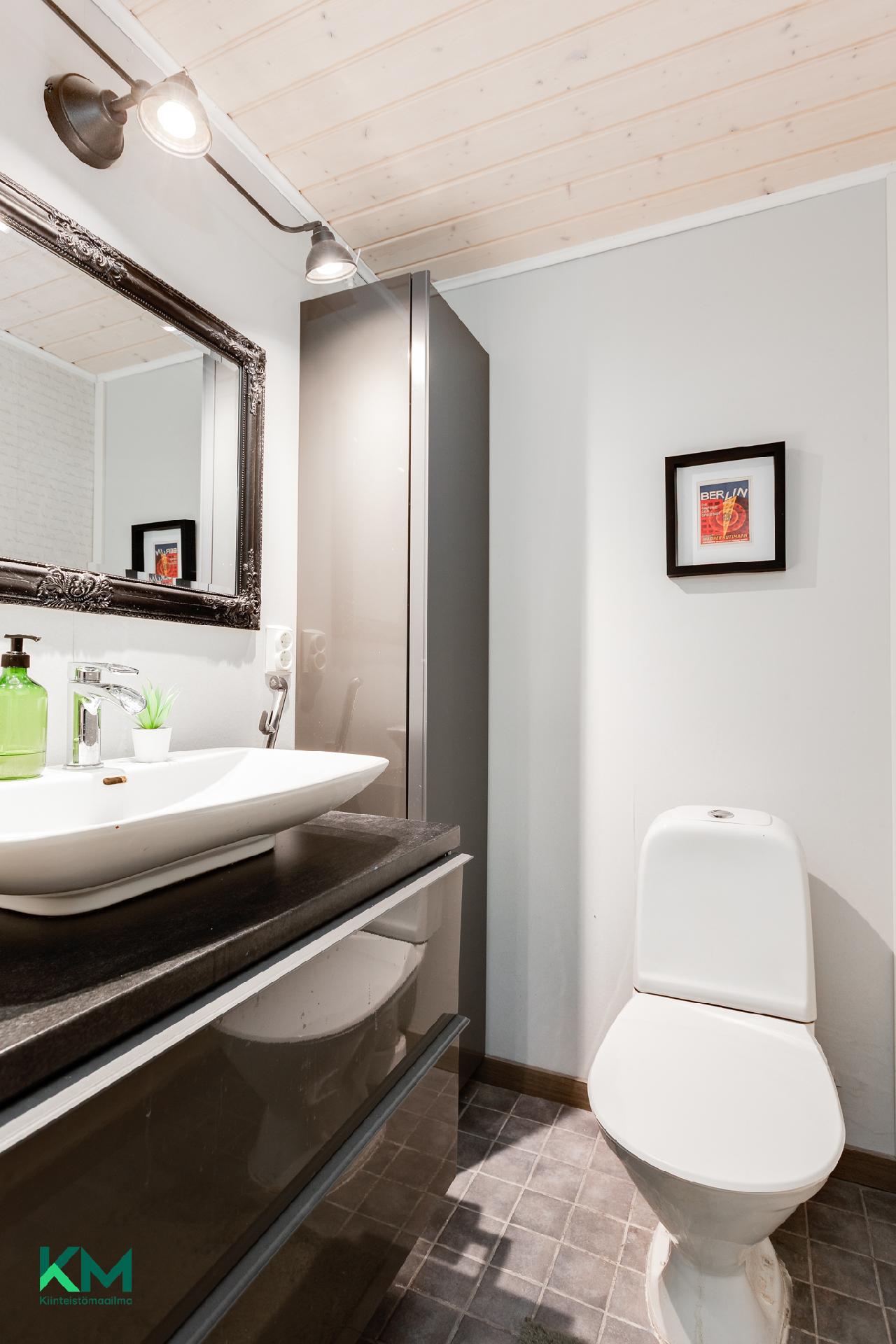 Yläkerran erillinen wc