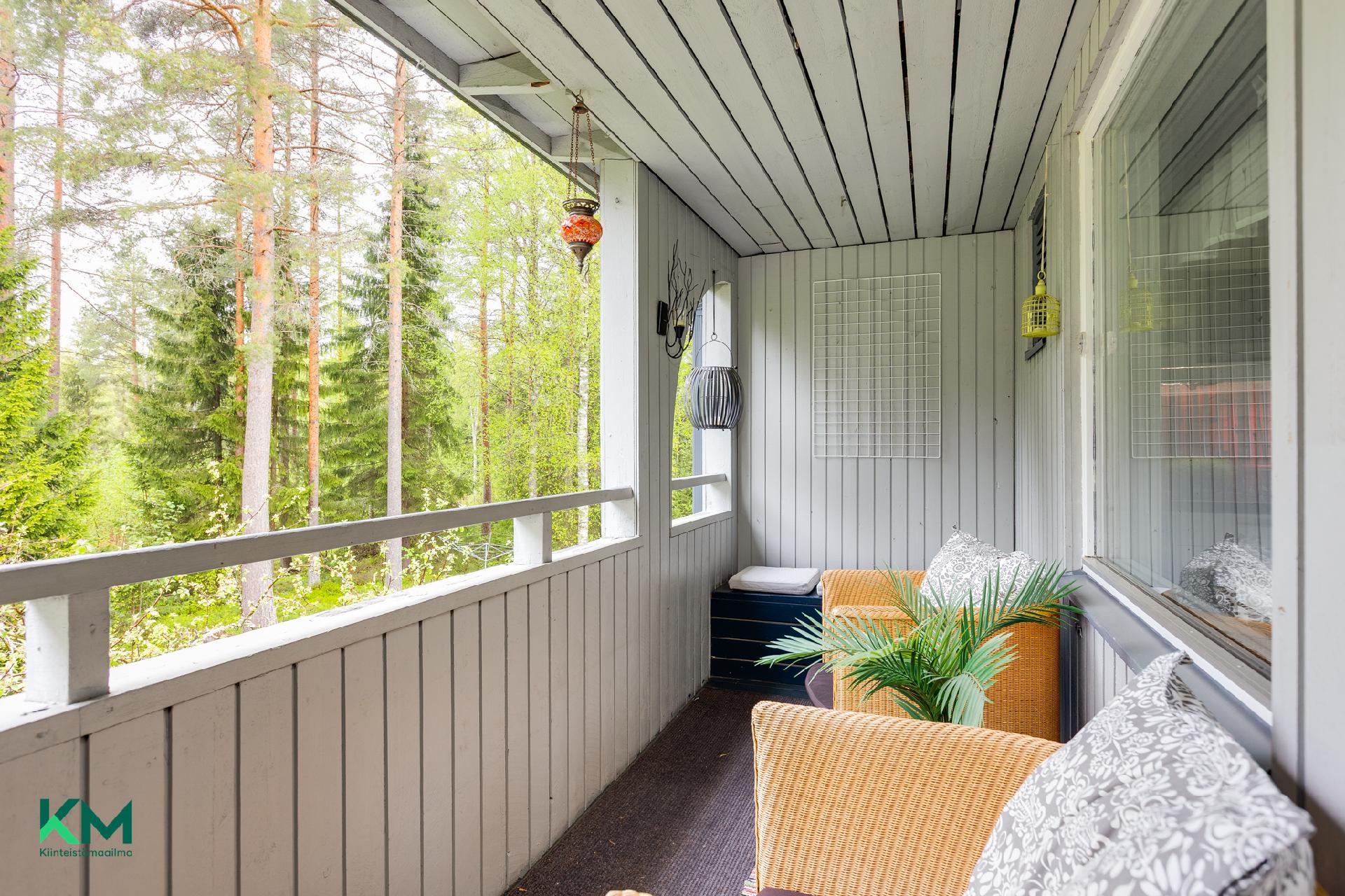 Parvekkeelle kulku keittiöstä