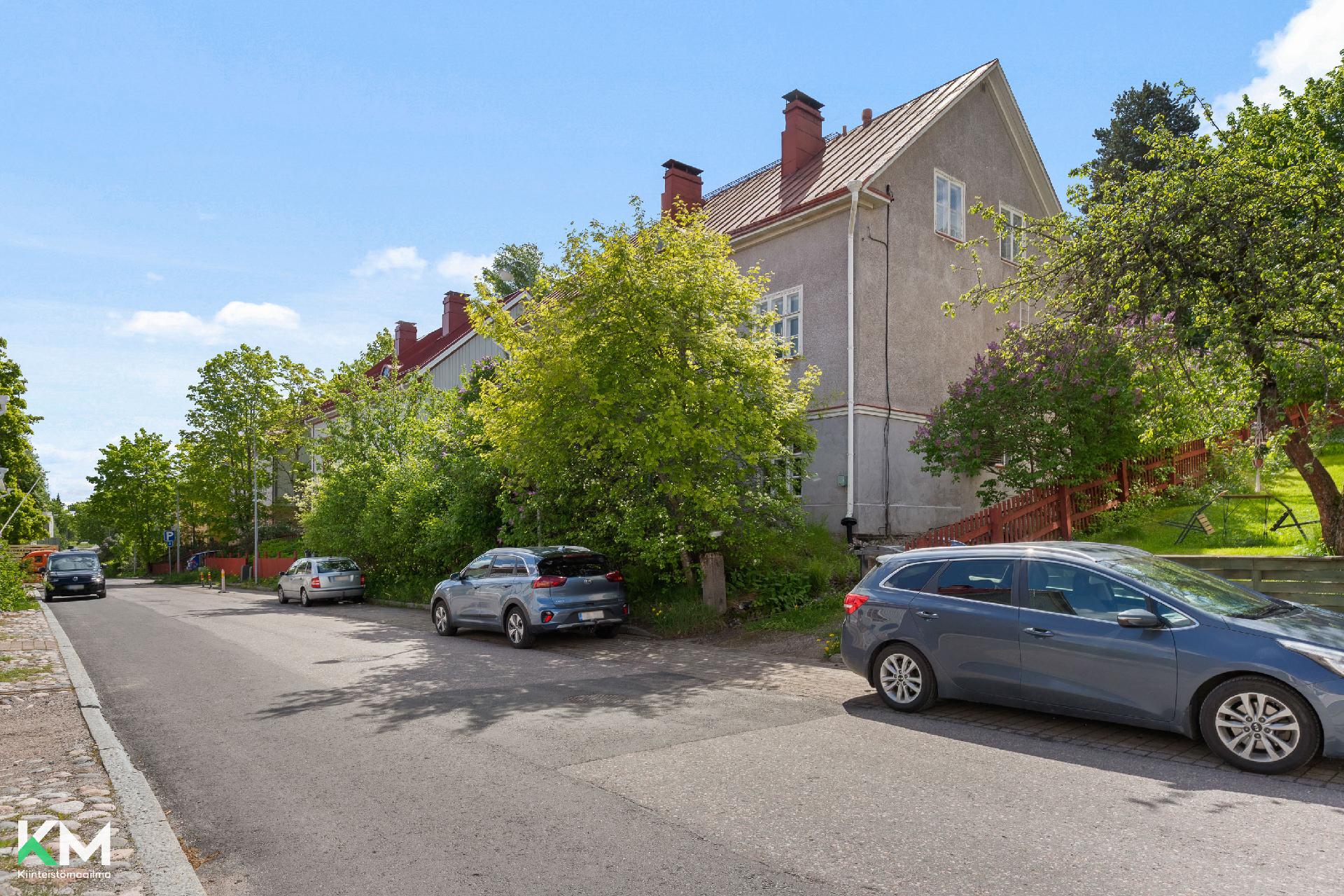 Julkisivu Onnelantieltä