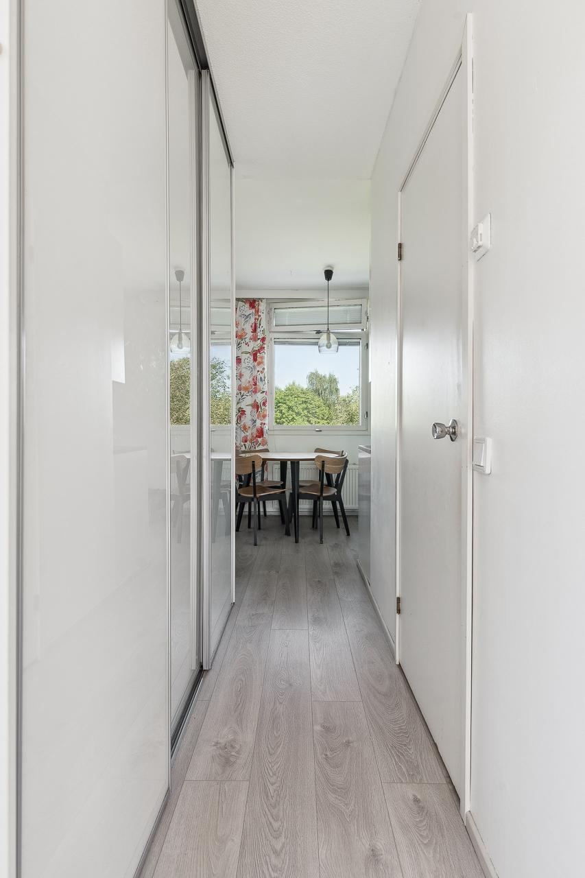 Olohuoneesta keittiöön, liukuovikaapit