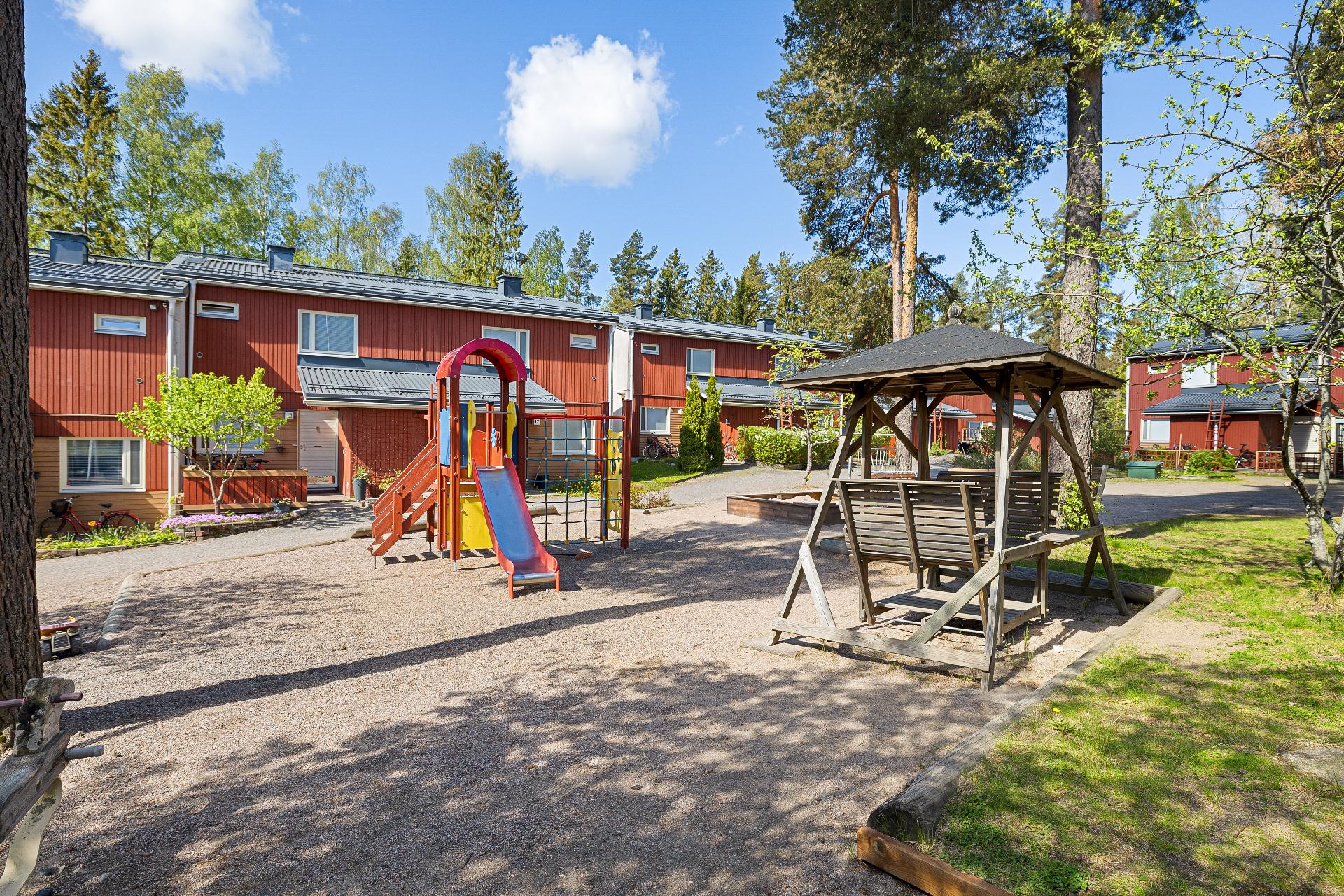 Taloyhtiöllä on iso lasten leikkipaikka