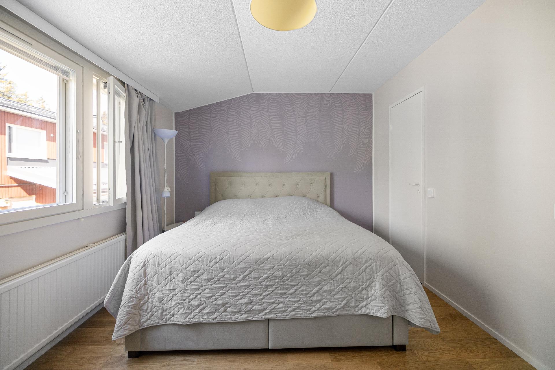 Isomman makuuhuoneen yhteydessä on myös vaatehuone