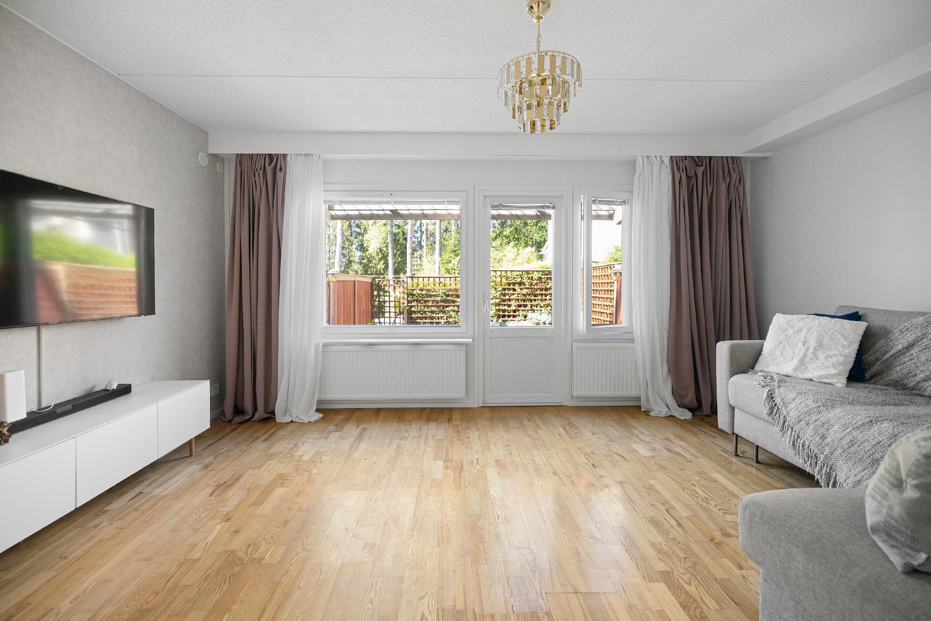 Olohuoneesta on käynti suojaisalle takapihalle