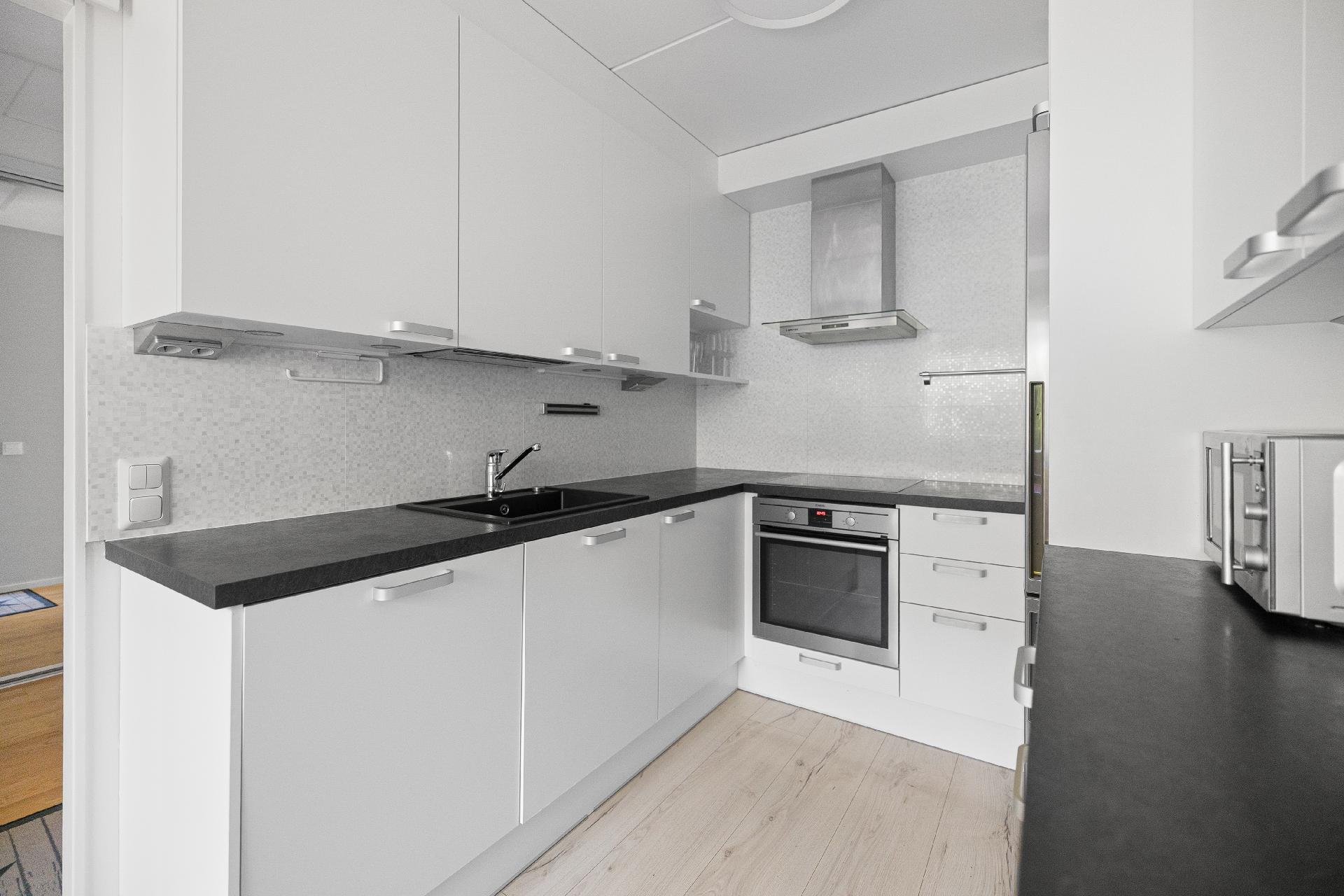 Keittiössä on kaunis, vaalea laminaattilattia