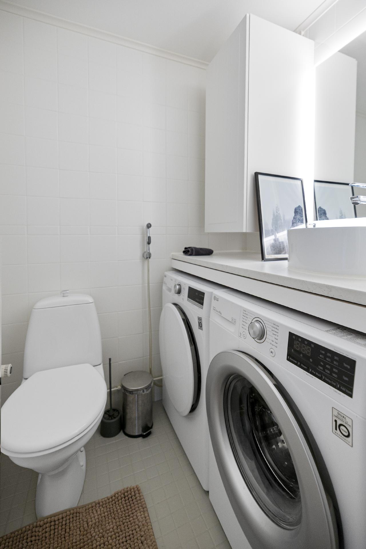 Alakerran erillisen wc:n yhteydessä on pesukoneelle sekä kuivausrummulle paikka