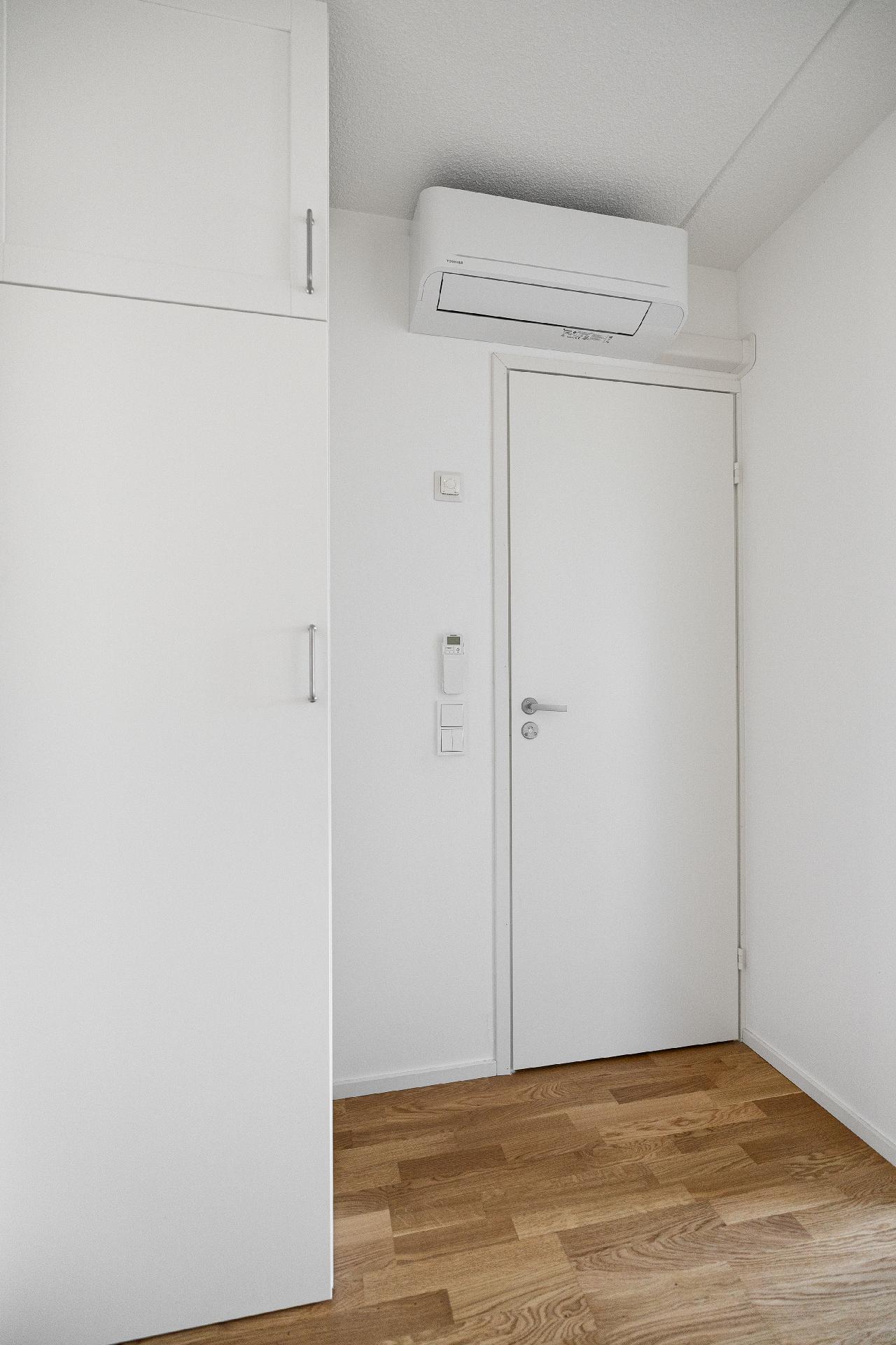 Yläkerran aulassa on ilmalämpöpumppu viilennystä varten