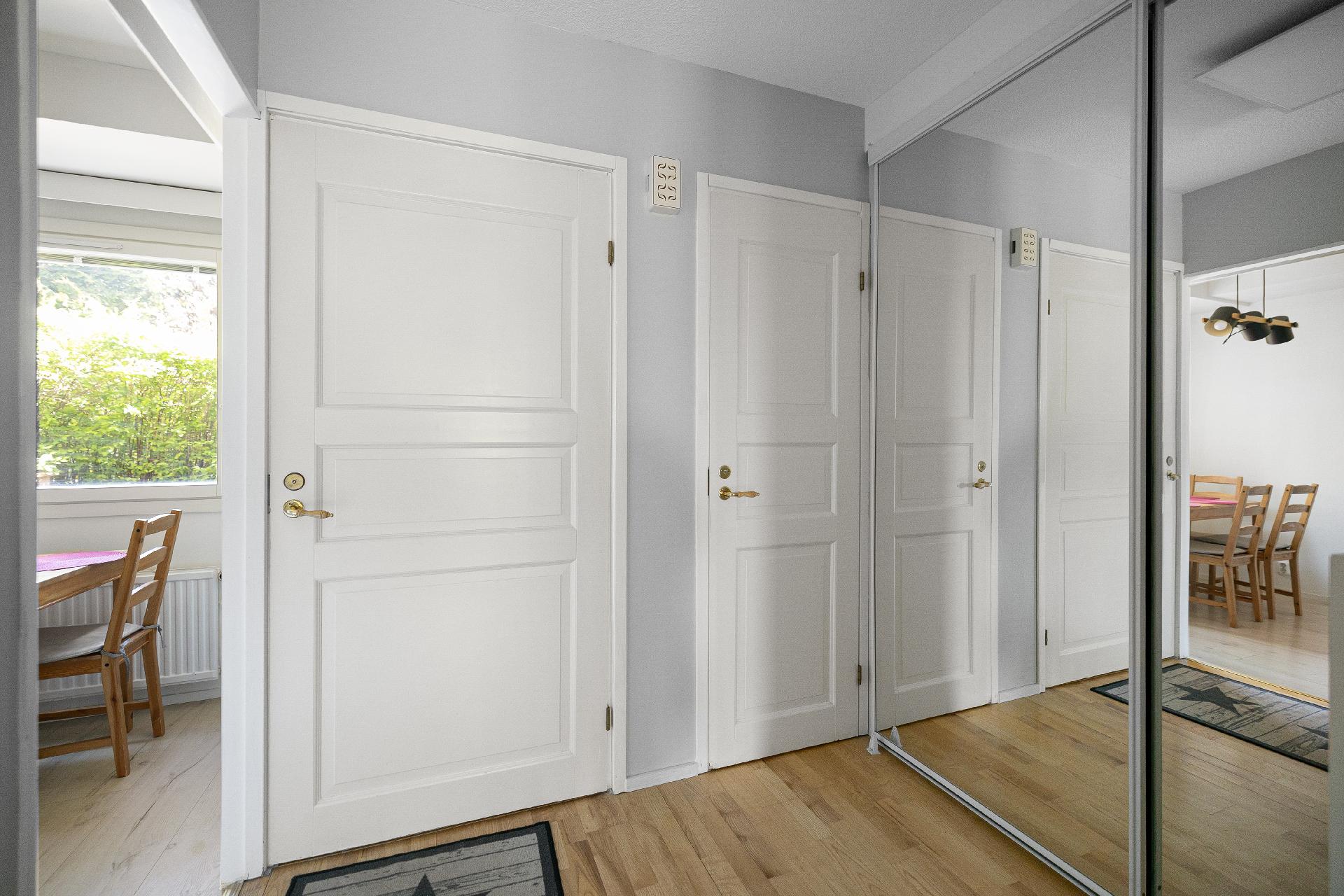 Eteisessä on hyvin säilytystilaa