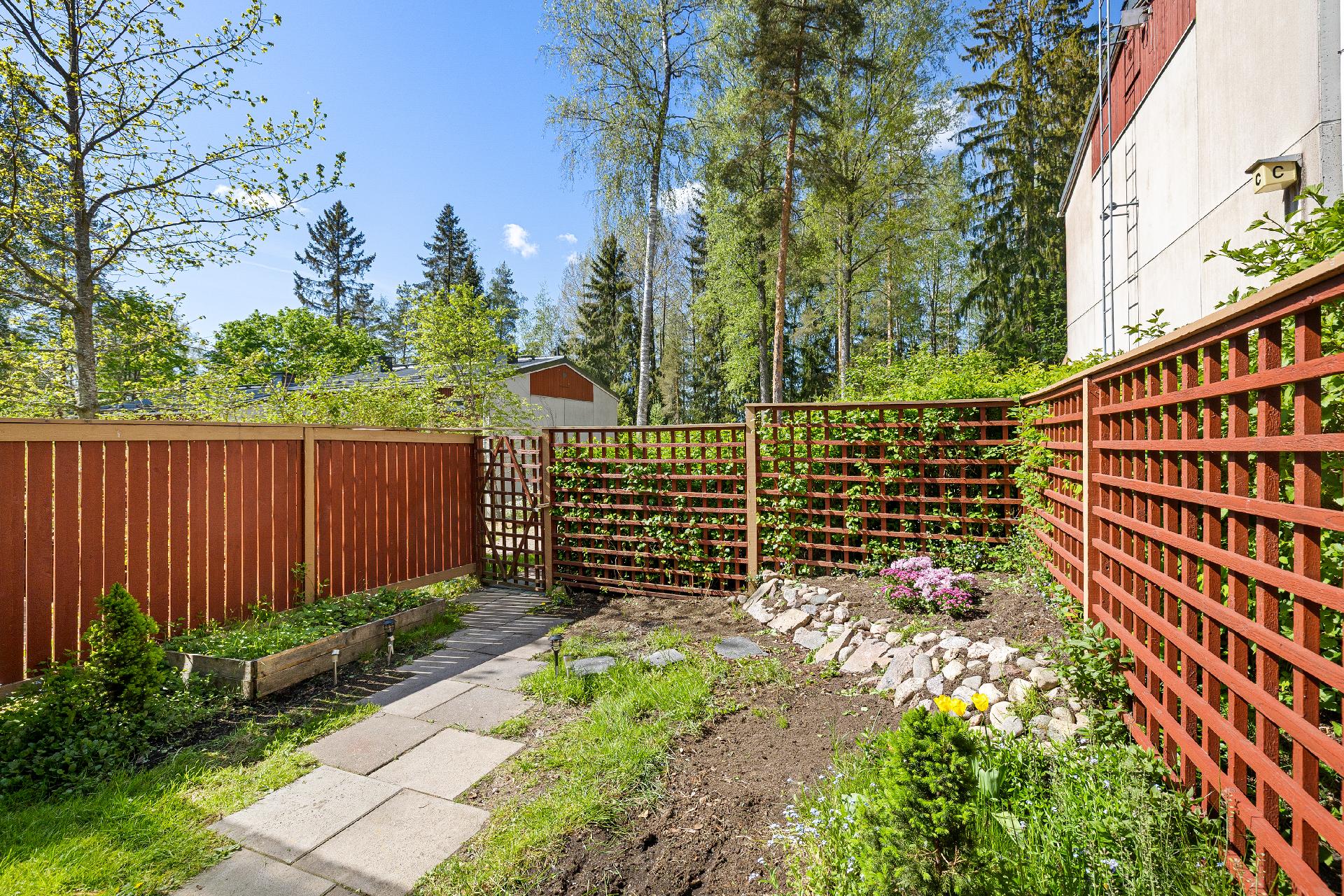 Suojaisa, aidattu takapiha