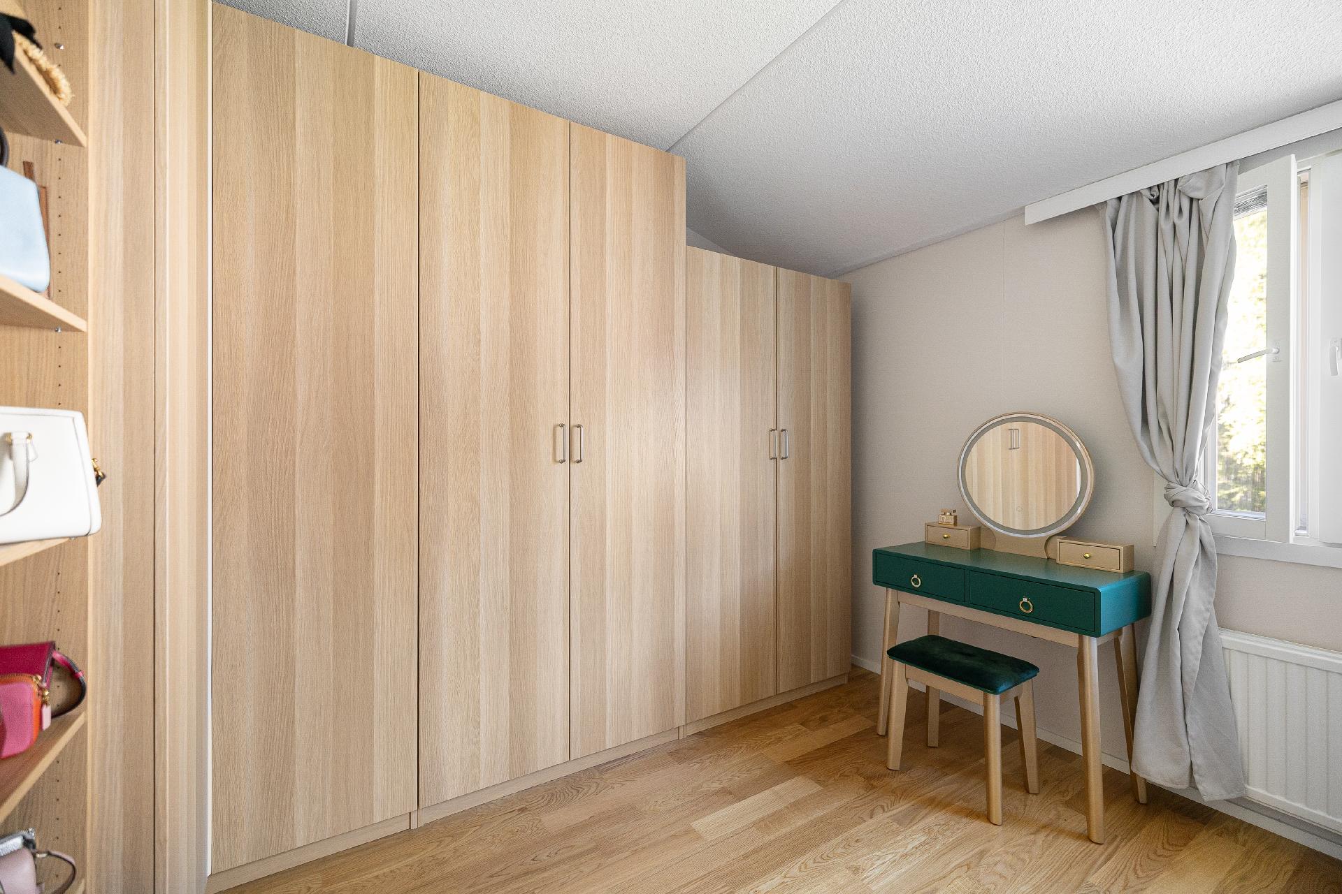 Makuuhuoneessa on hyvin säilytystilaa