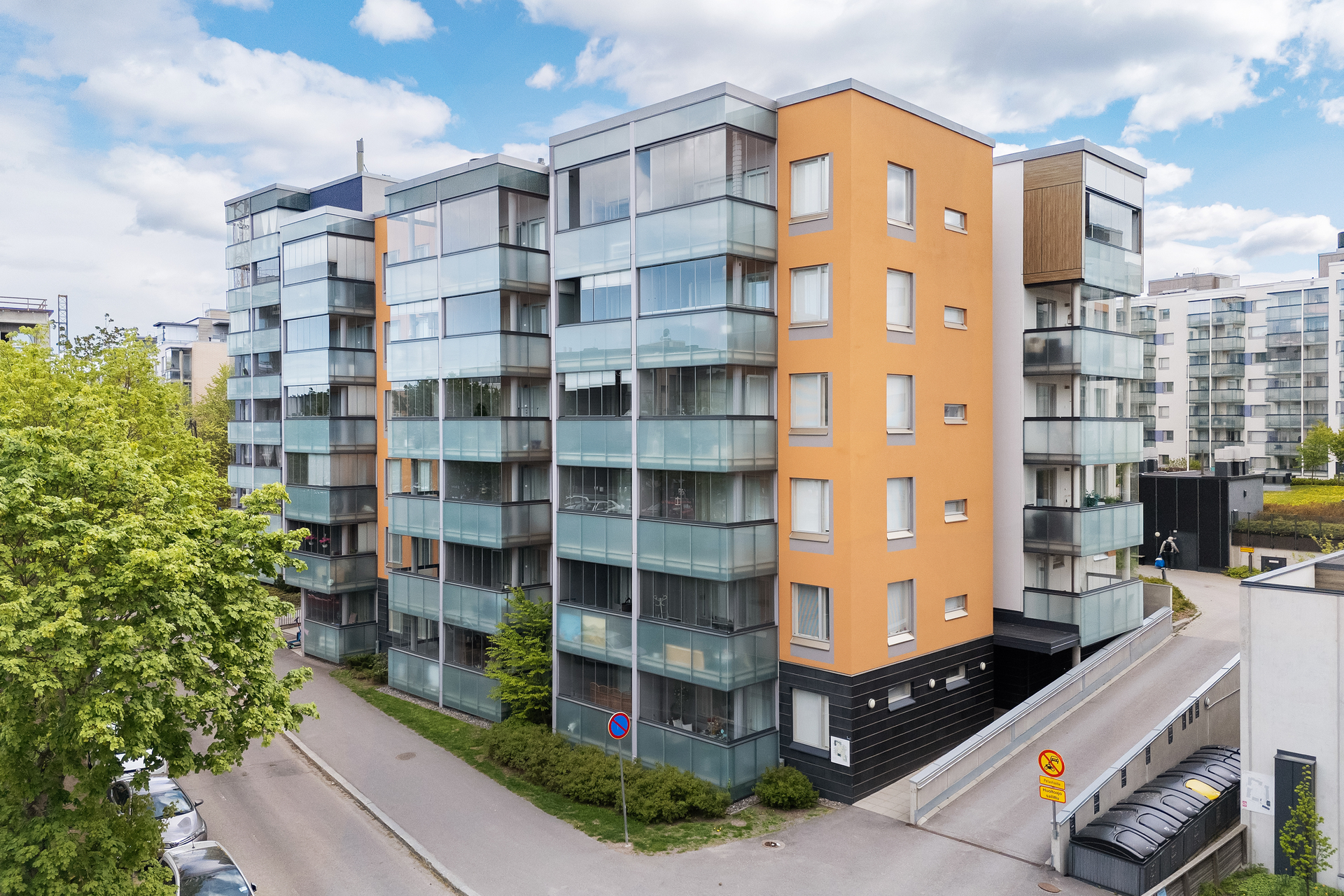 Kadun puolen sisäänkäynti 