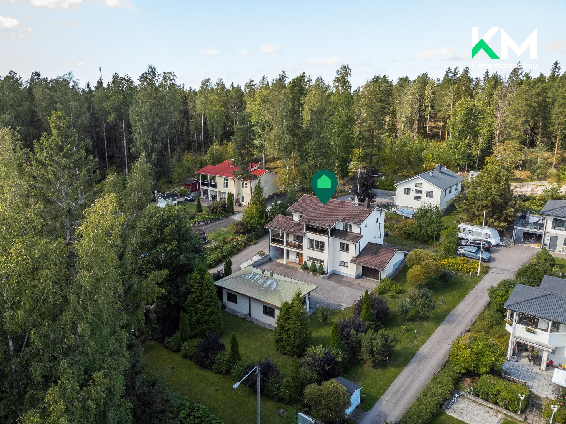 Alue on vehreä ja rauhallinen