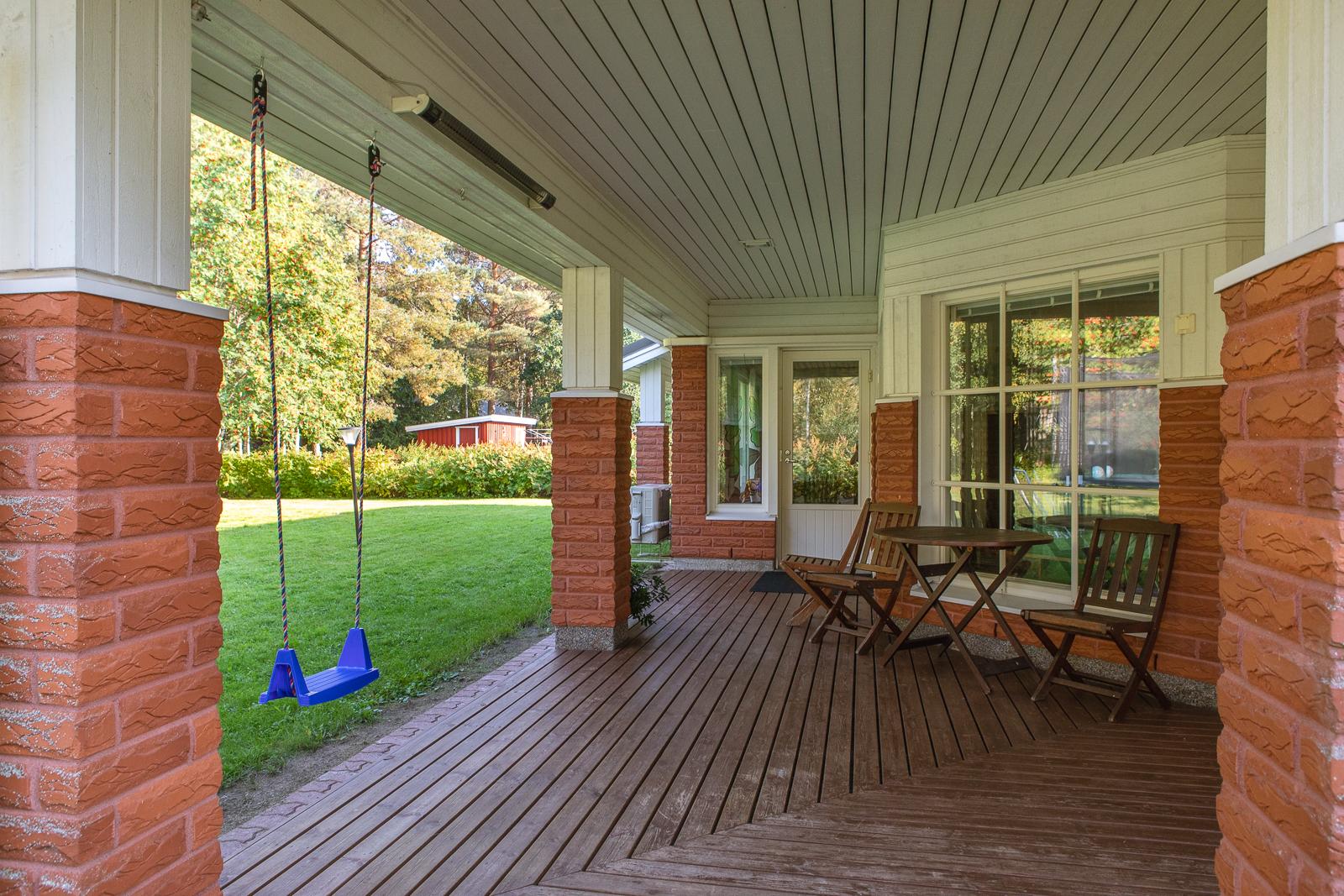 sisäpihan katettu terasssi