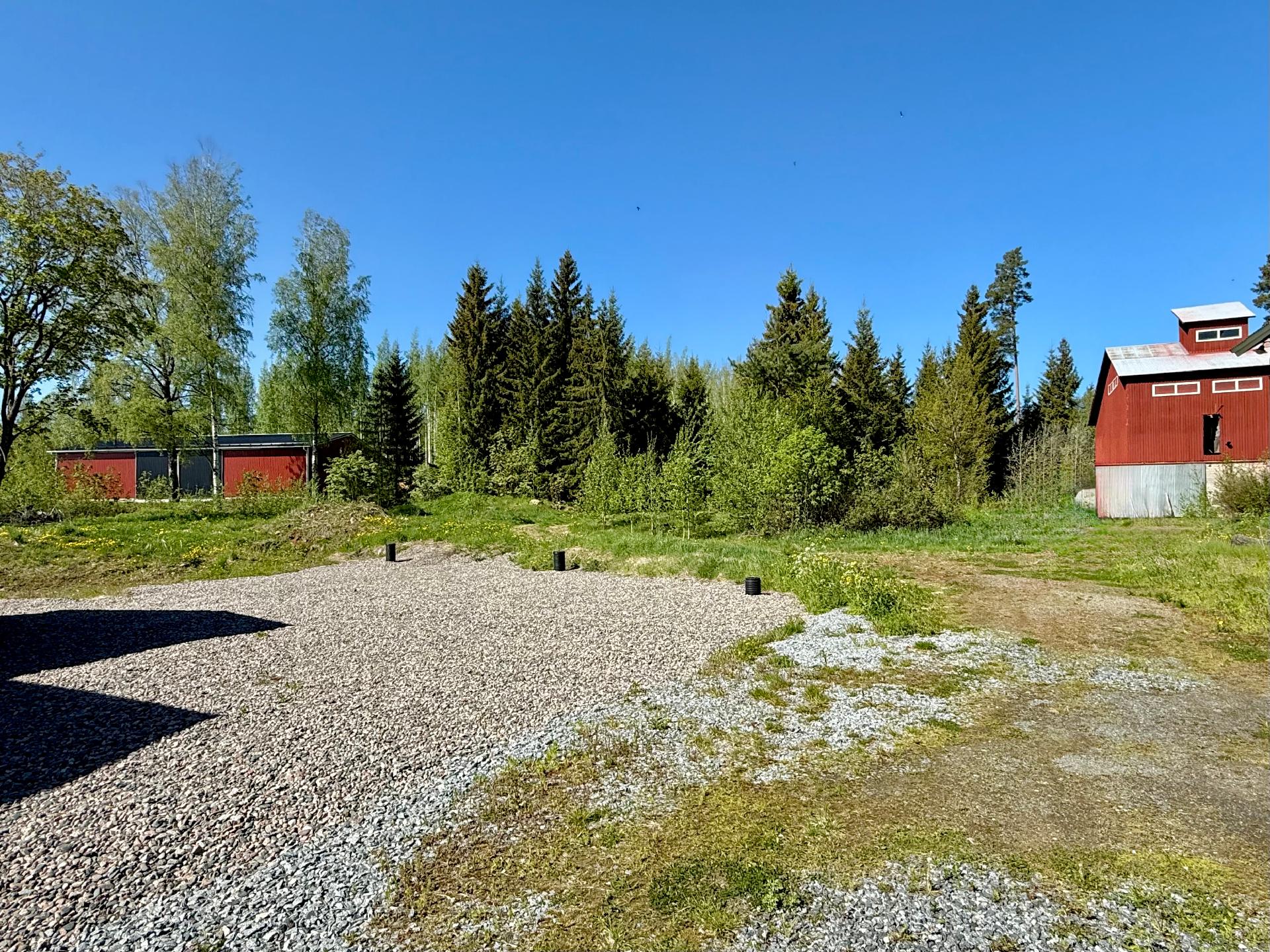 pihapiirin näkymää, rakennukset ei kuulu kauppaan