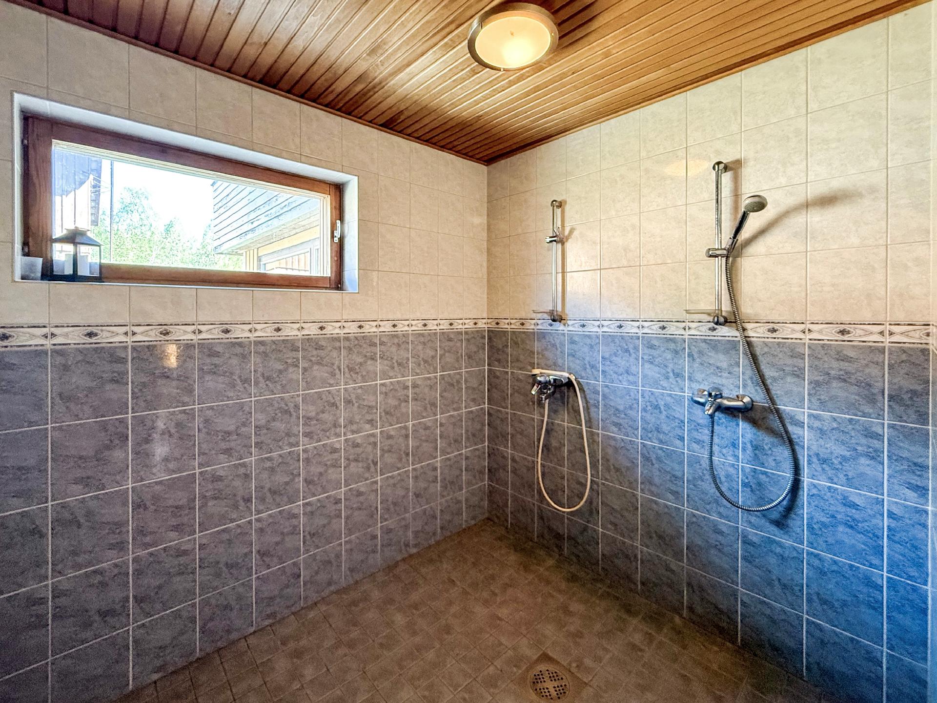 pesuhuone jossa kaksi suihkua