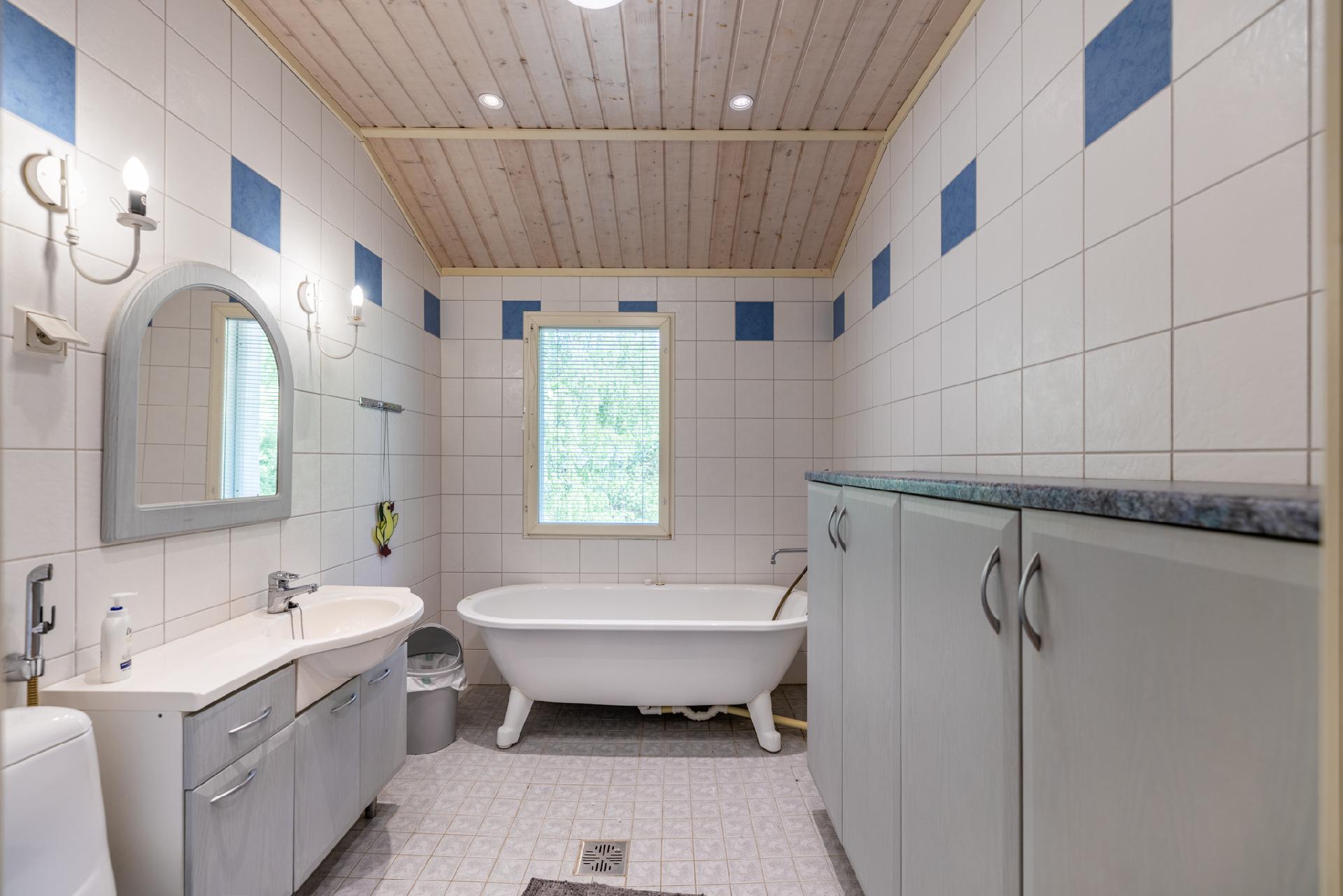 Yläkerran kylpyhuone