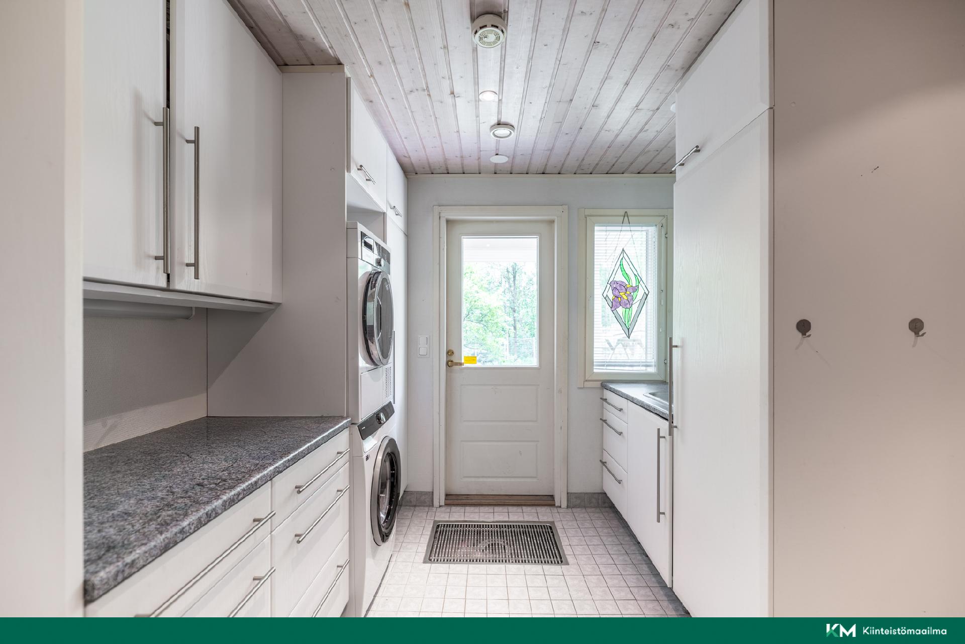 Kodinhoitohuoneesta uloskäynti pihalle