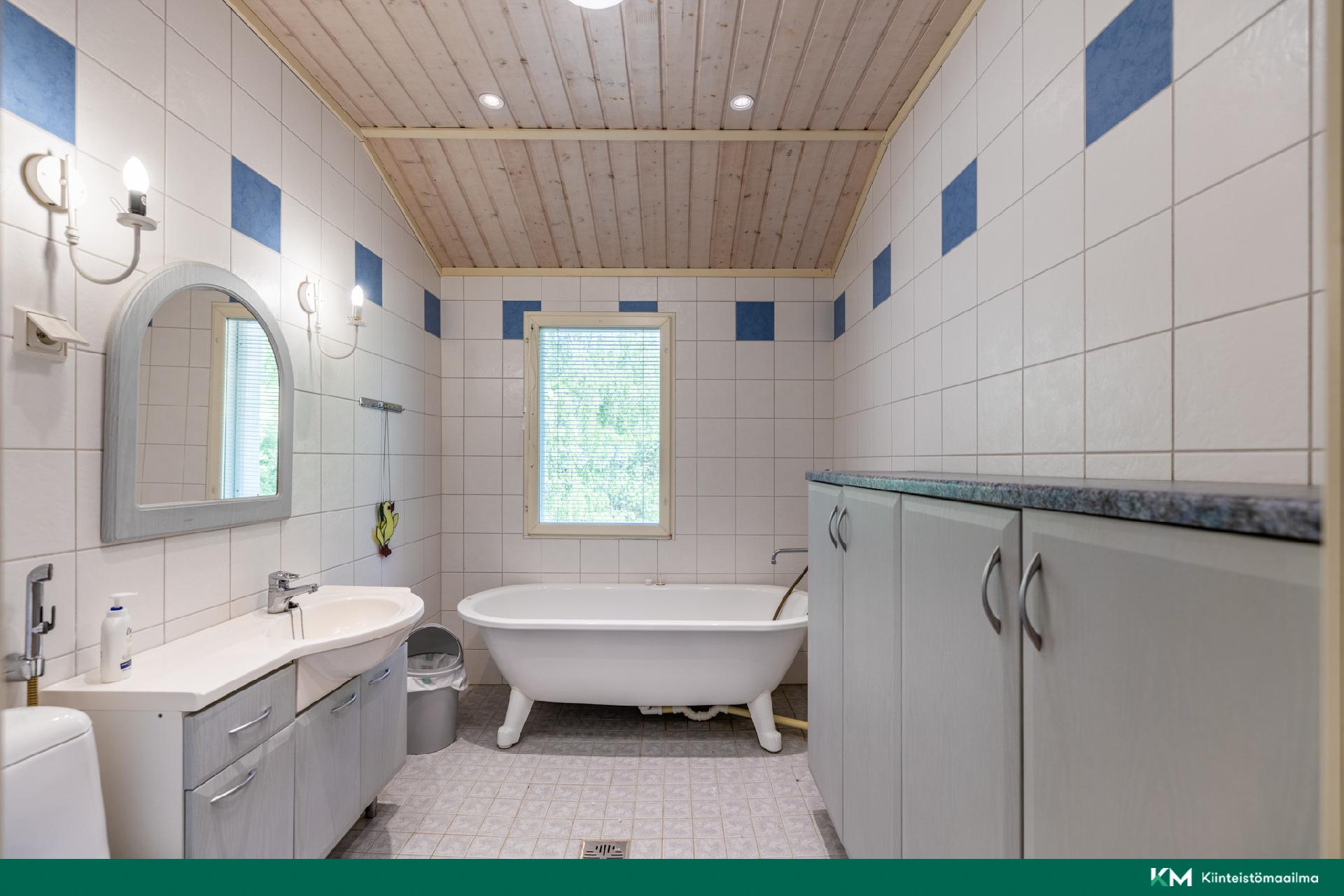 Yläkerran kylpyhuone