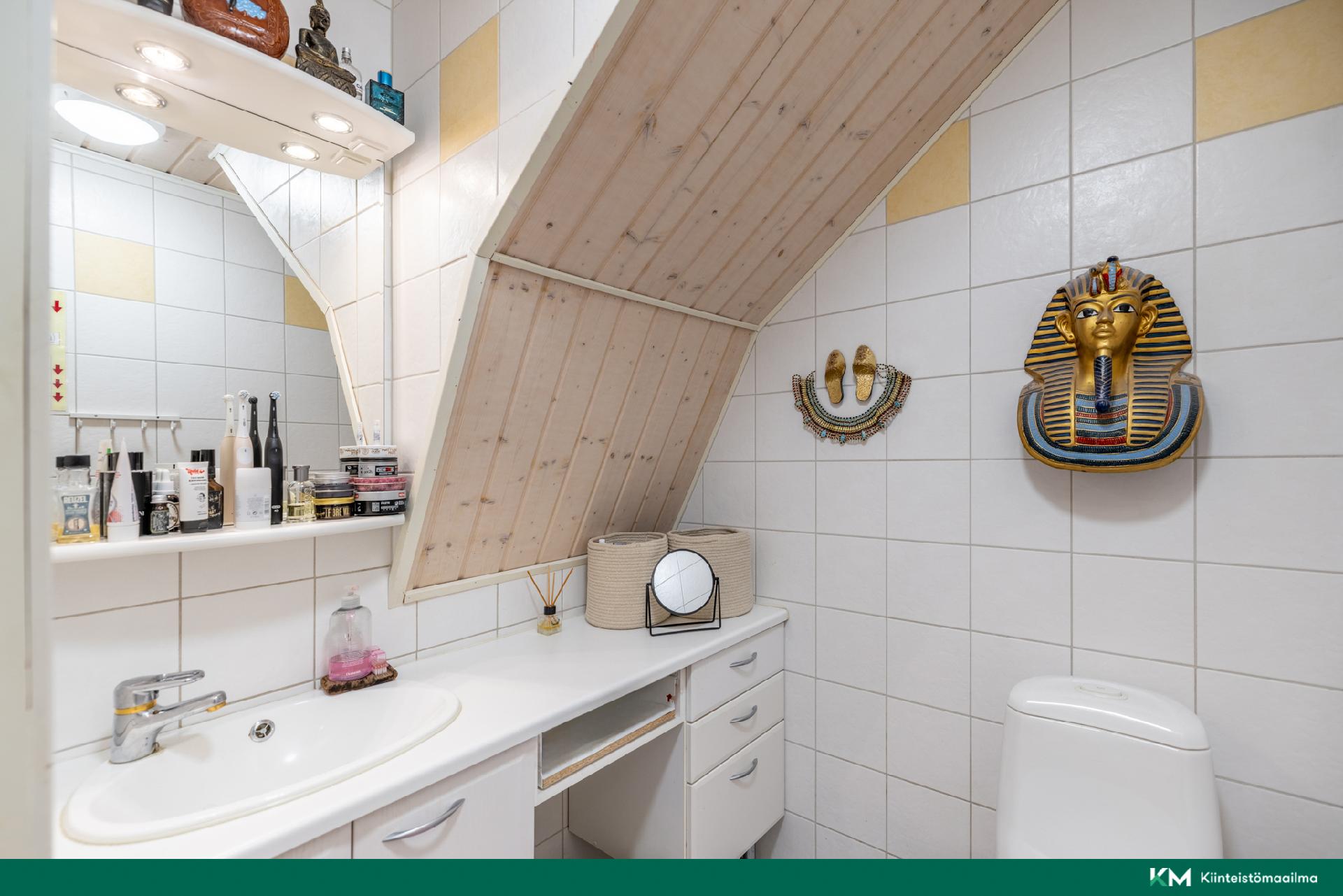 Alakerran erillinen wc