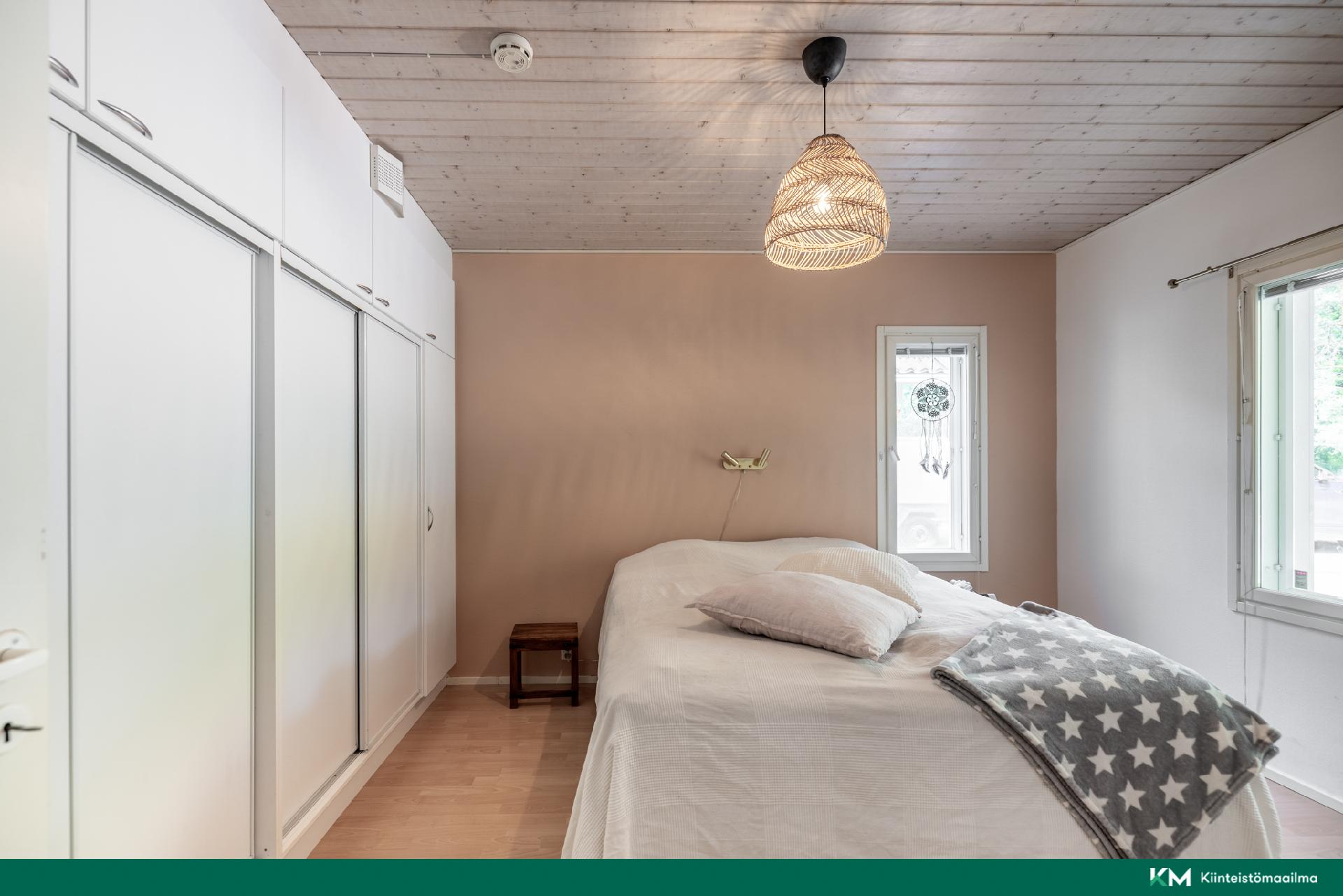 Alakerran makuuhuone