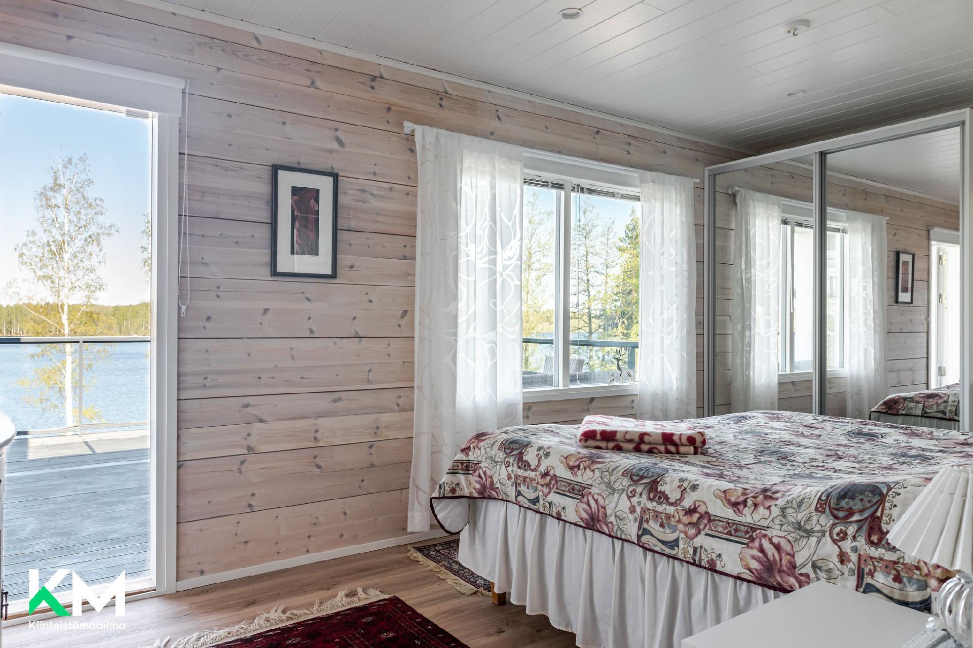 Yläkerran makuuhuone