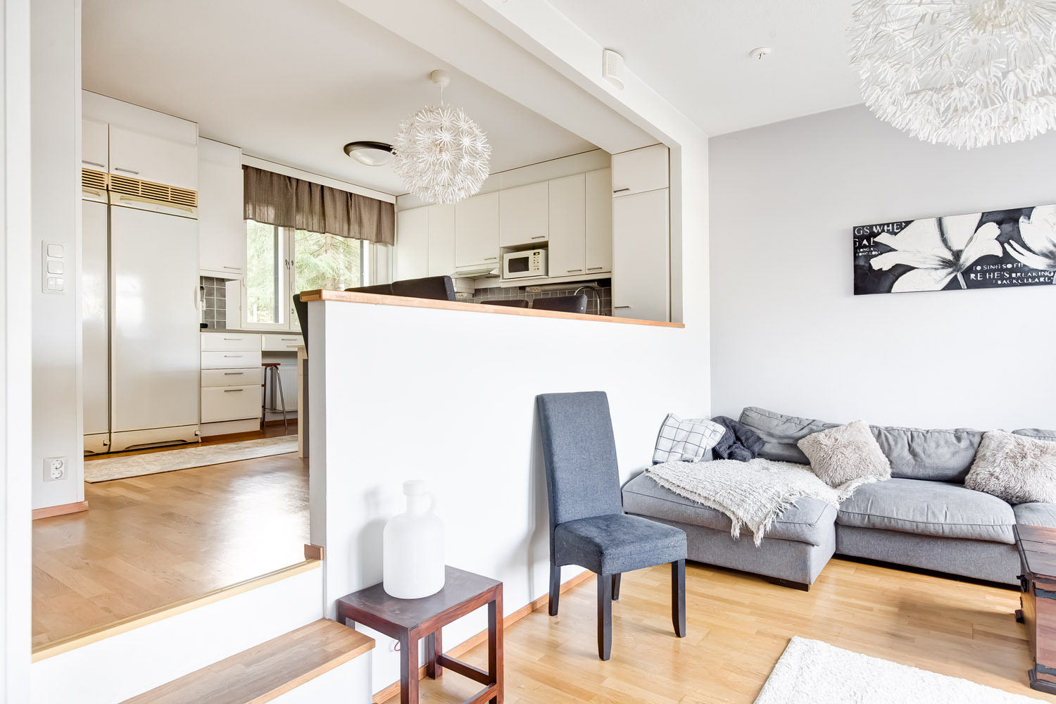 Porrastus keittiön ja olohuoneen välillä