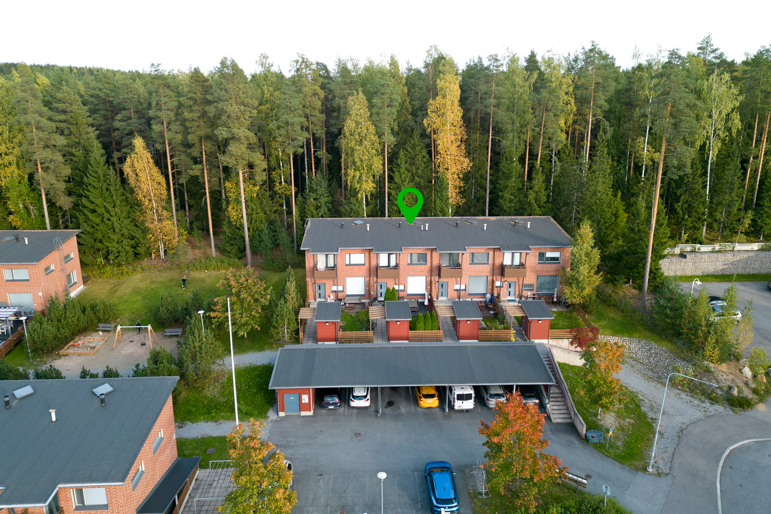 Taloyhtiö rajoittuu puistoalueeseen