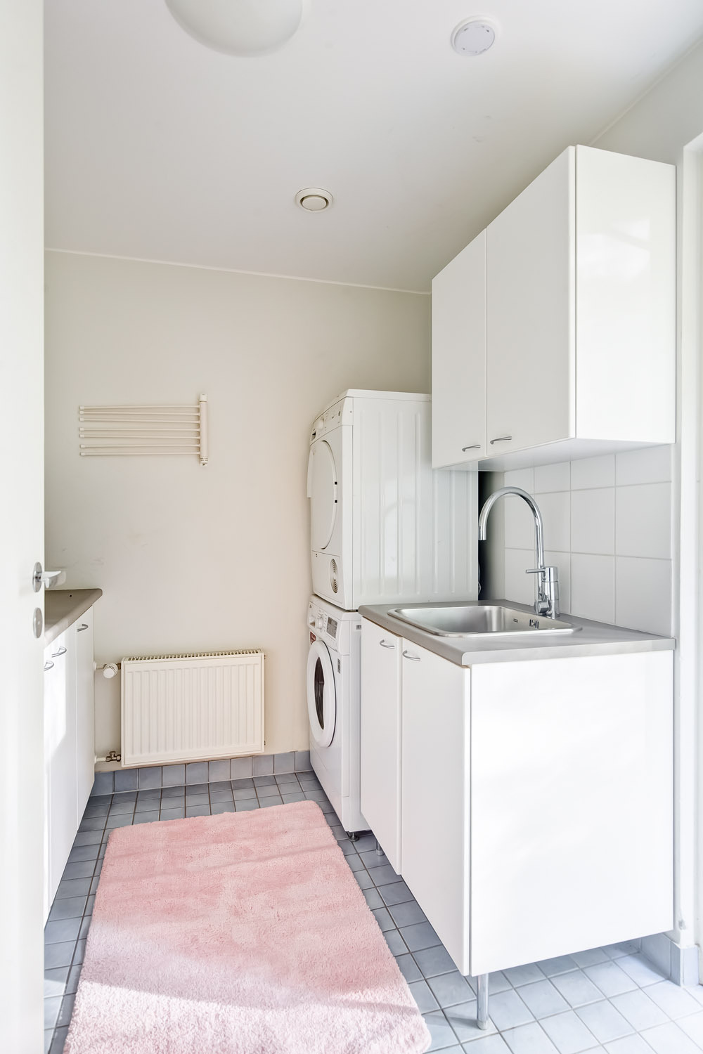 Kodinhoitohuone, josta käynti ulos