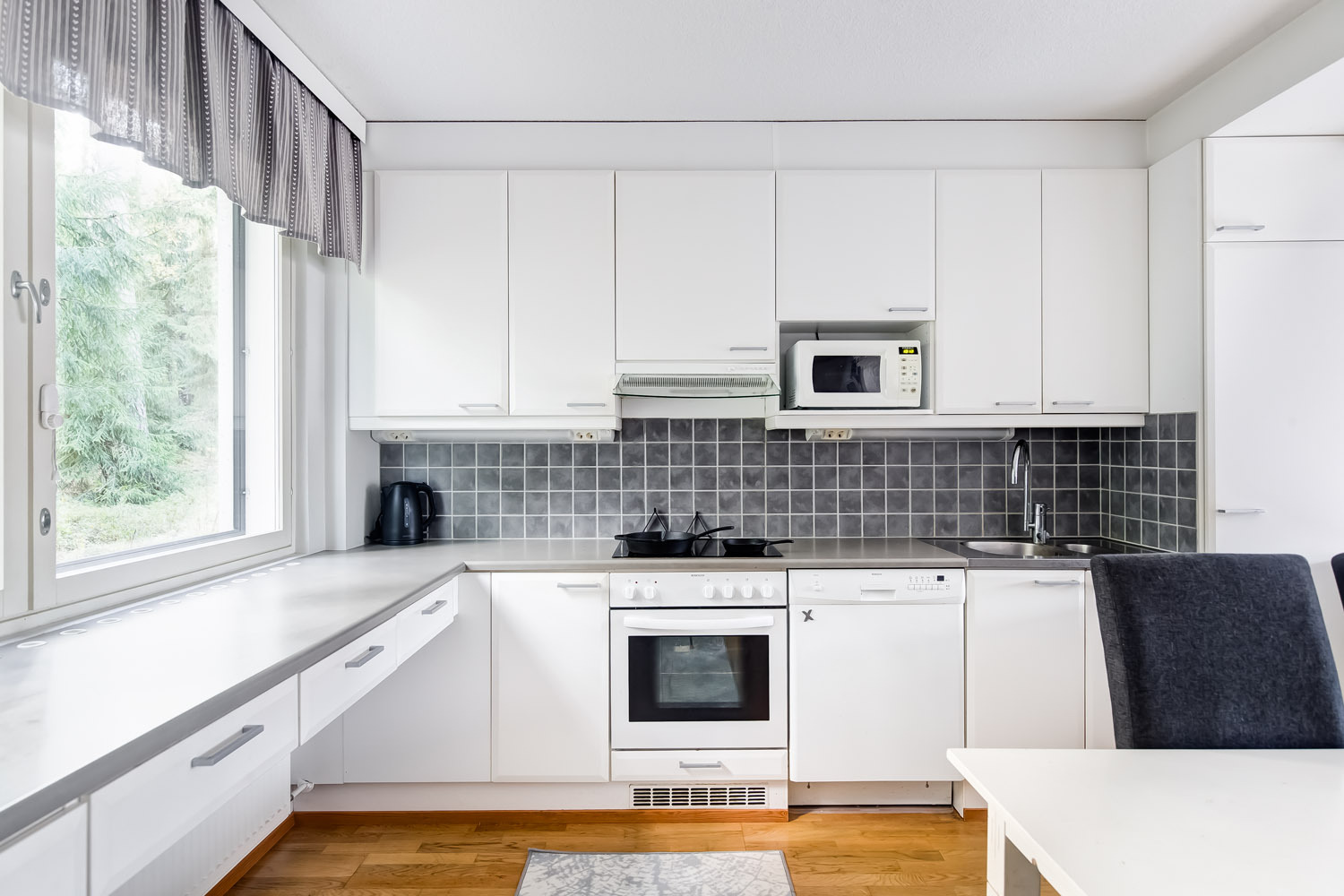 Keittiössä paljon laskutilaa