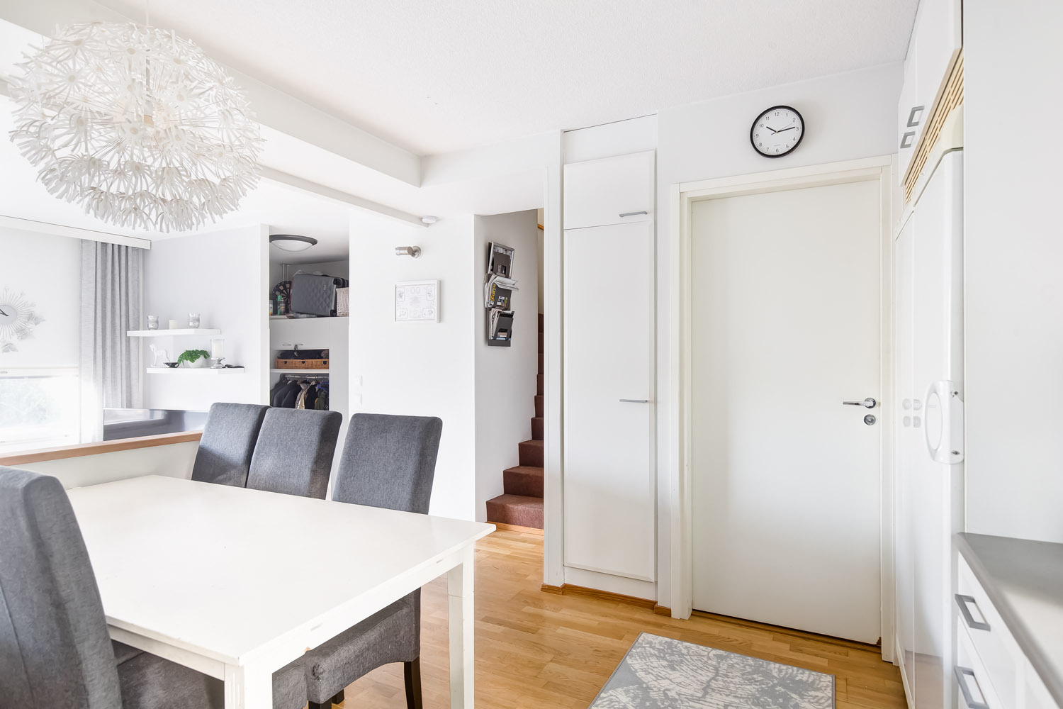 Keittiöstä käynti kodinhoitohuoneeseen