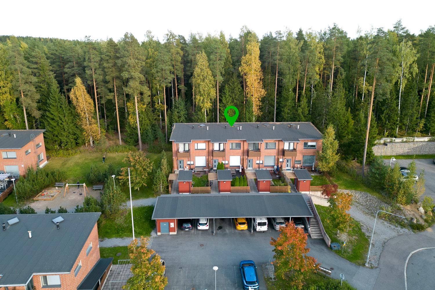 Taloyhtiö rajoittuu puistoalueeseen