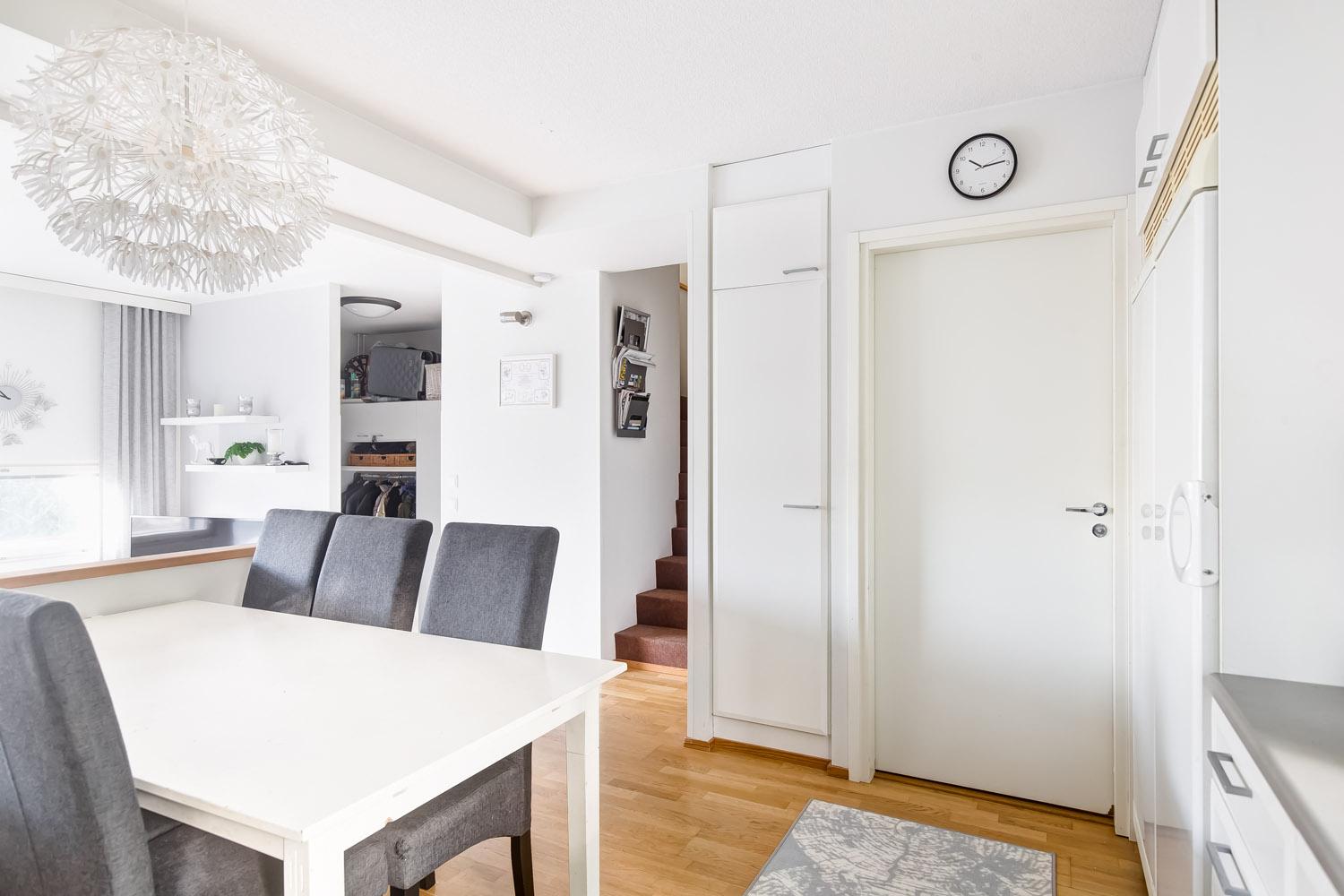 Keittiöstä käynti kodinhoitohuoneeseen