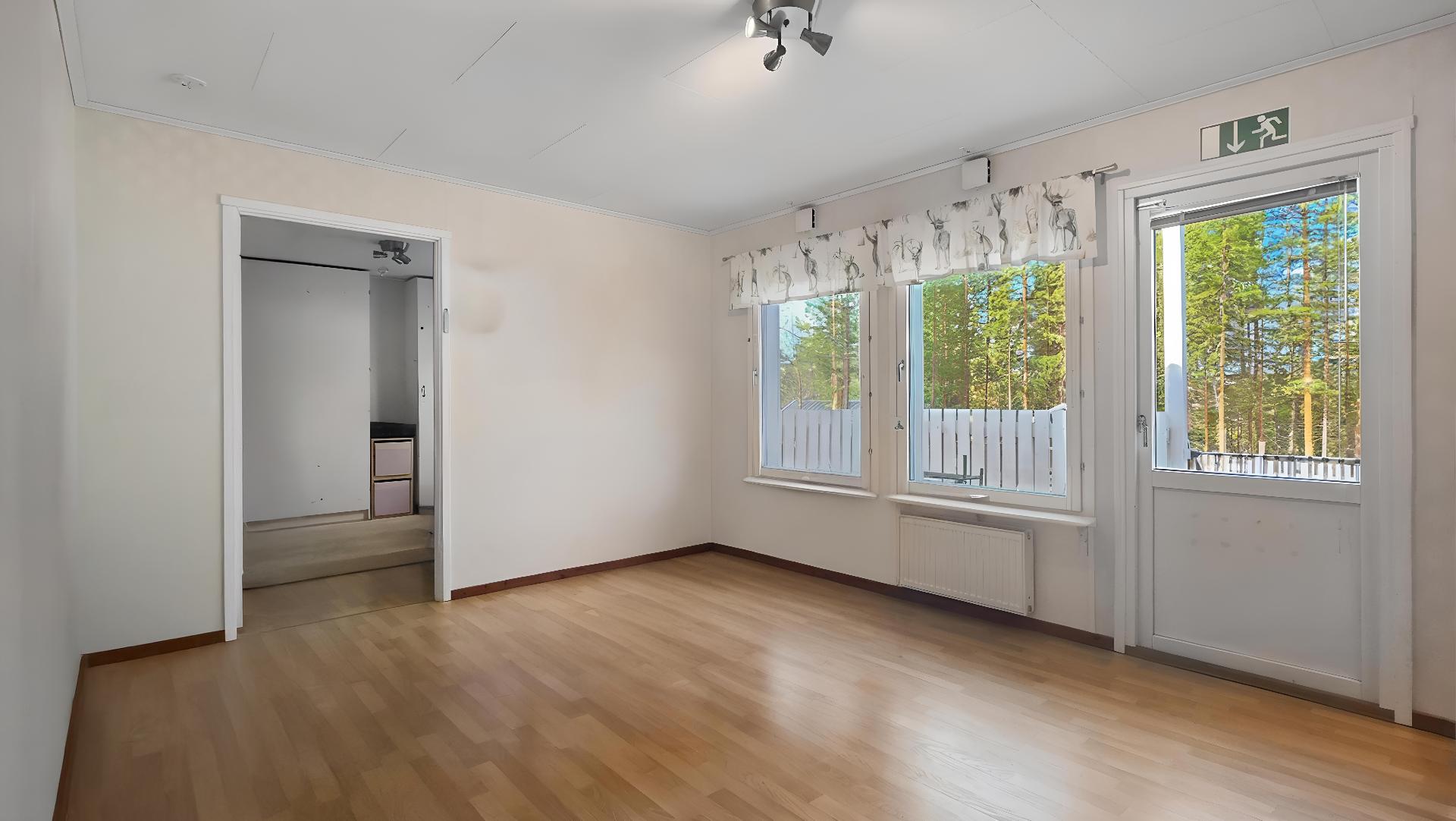 Olohuoneesta kulku takaterassille