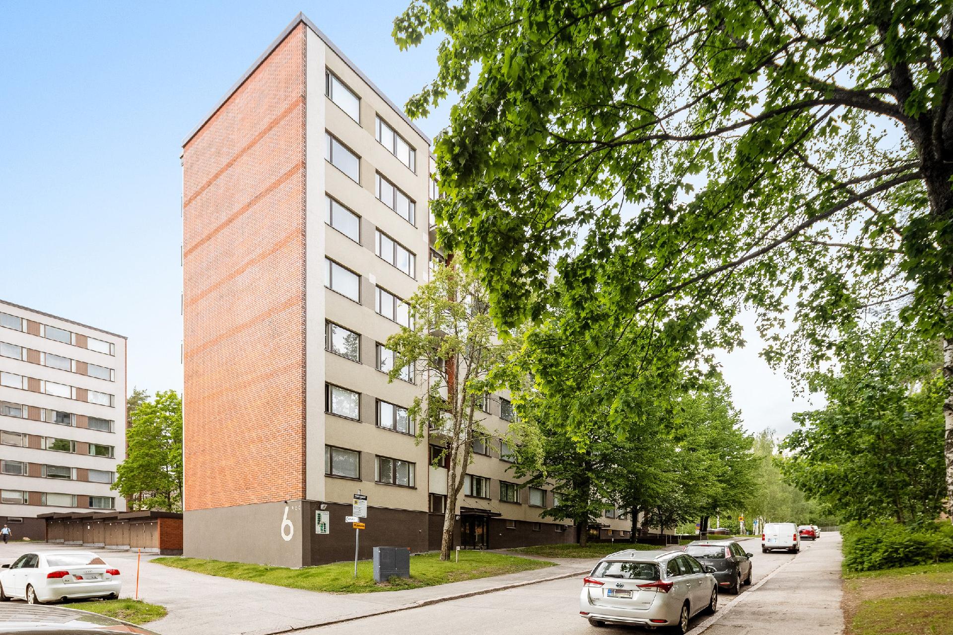 Julkisivu kadun puolelta