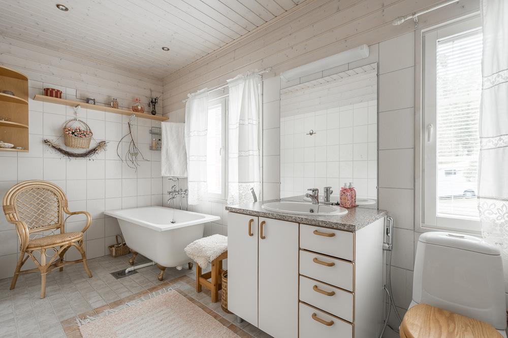 Yläkerran kylpyhuone