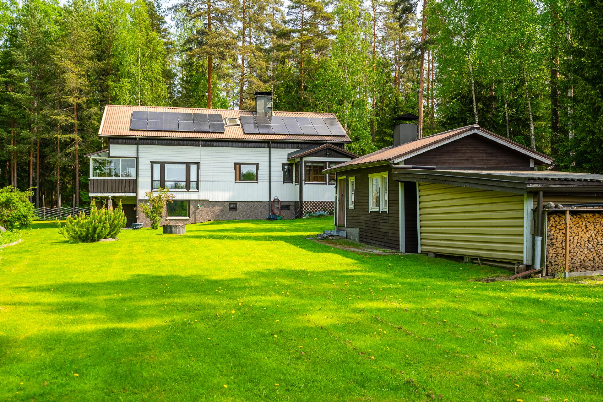 Julkisivu pihaltapäin