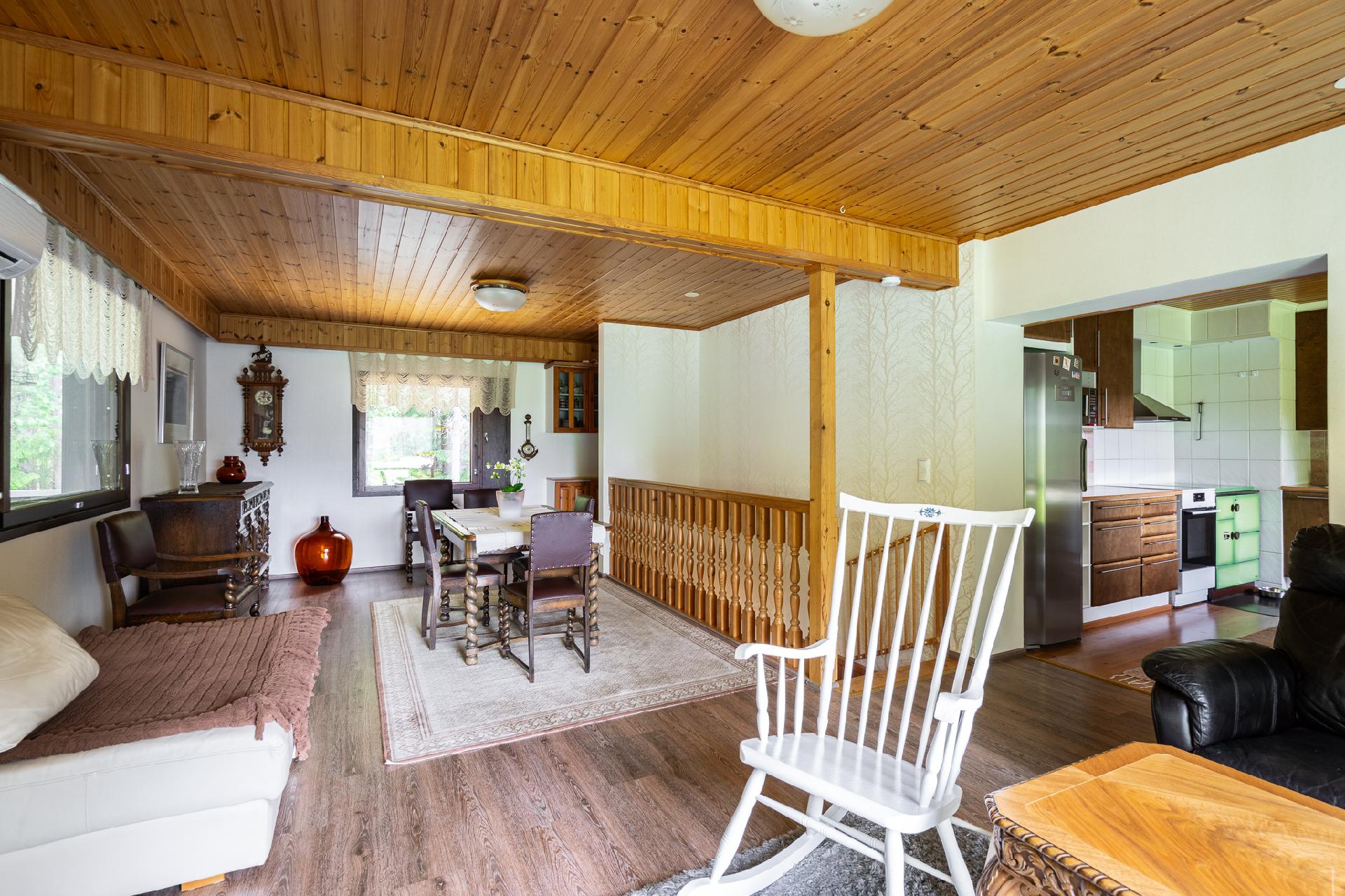 Olohuoneesta keittiöönpäin