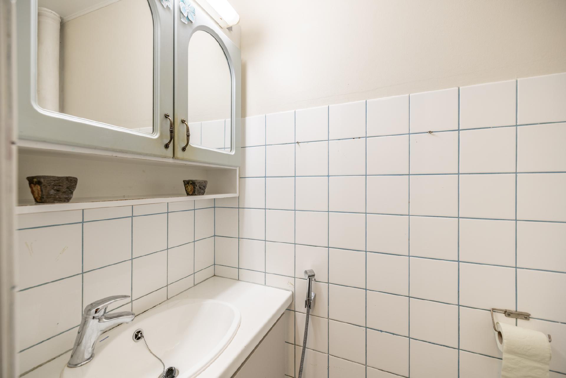 kodinhoitohuoneen yhteydessä toinen wc