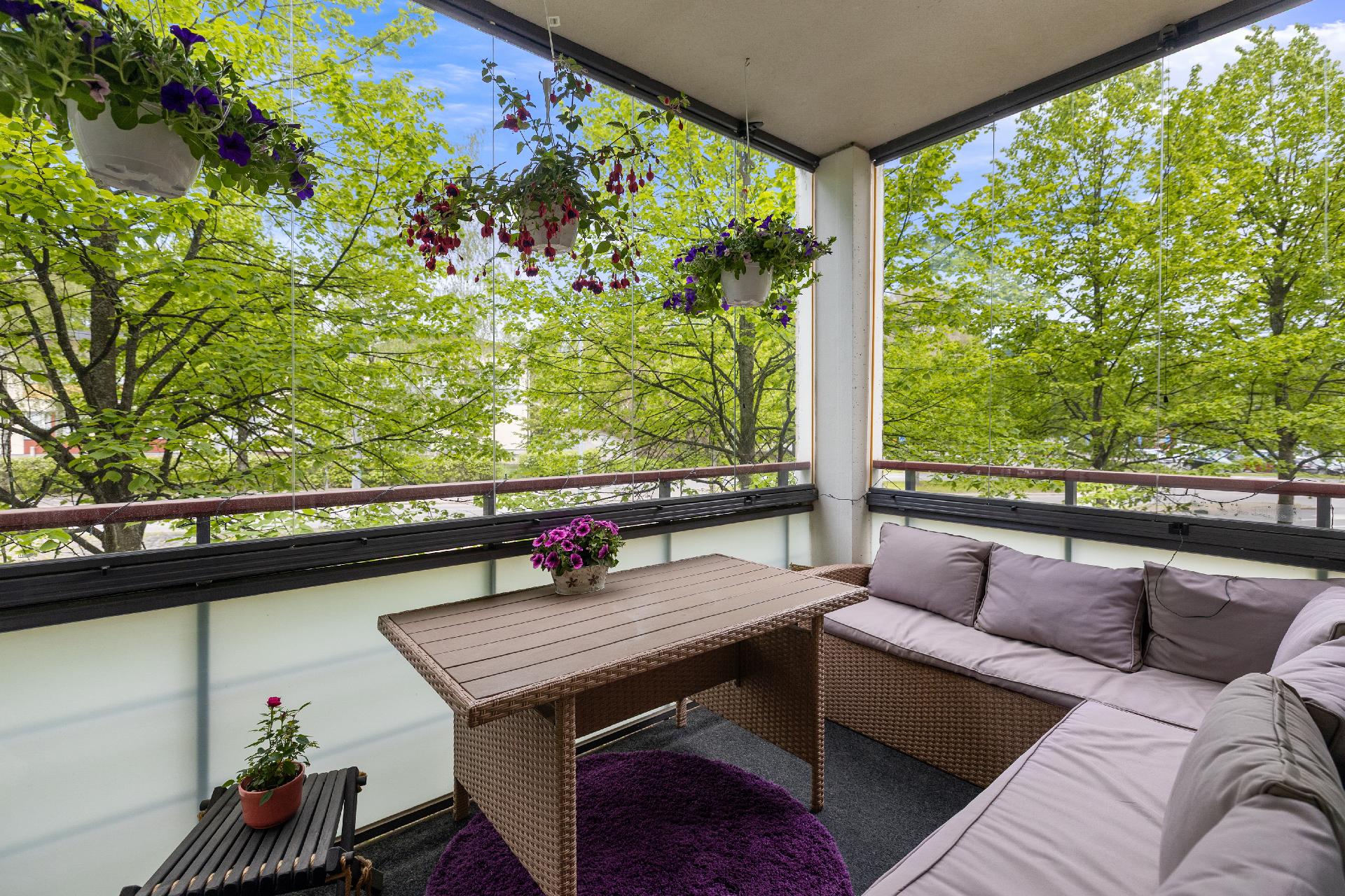 Lasitettu parveke vehrein näkymin