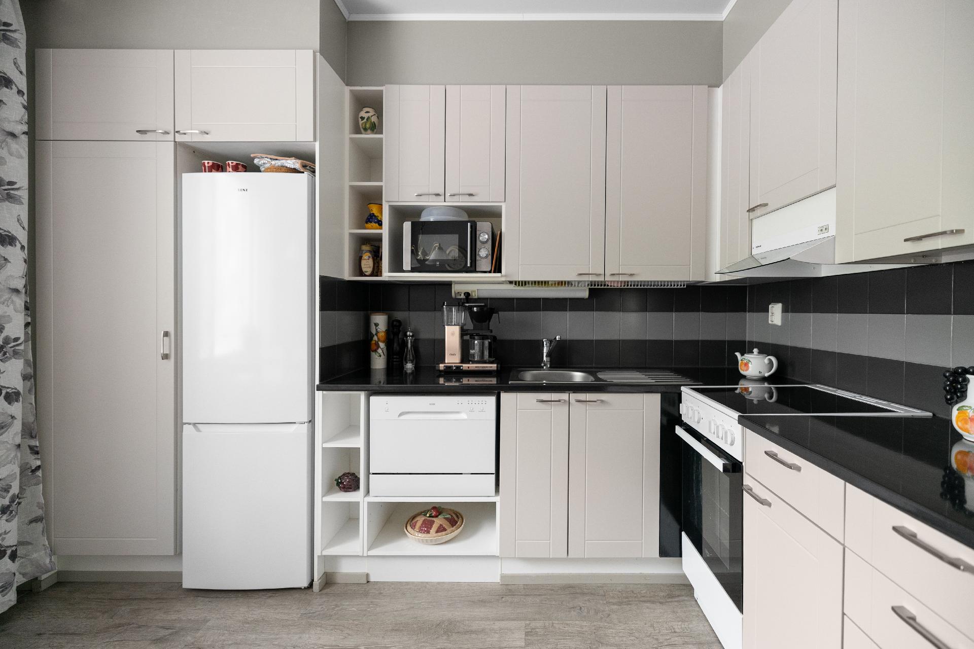 Keittiön kaapin ovet on vaihdettu vuonna 2025