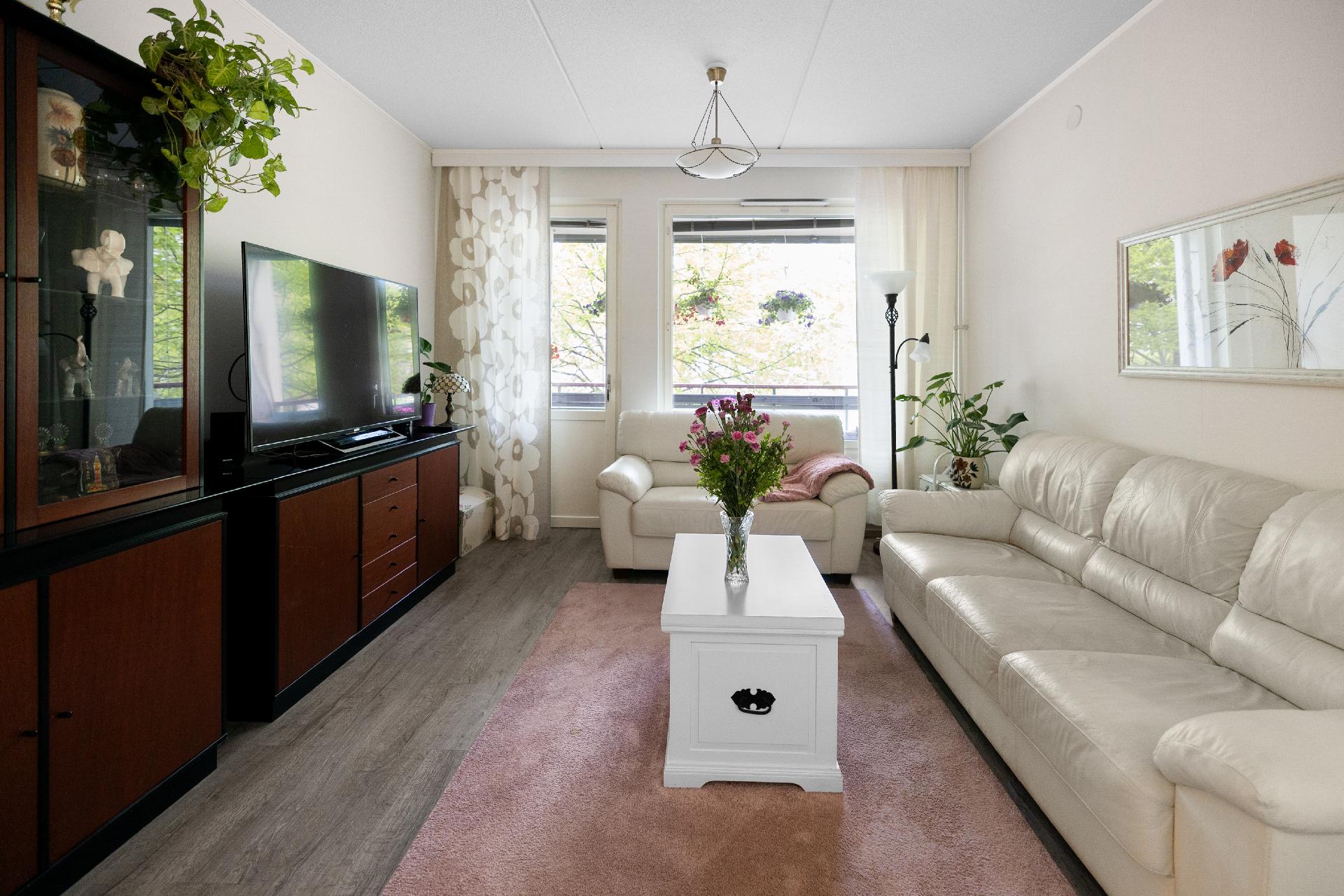 Olohuoneesta käynti lasitetulle parvekkeelle