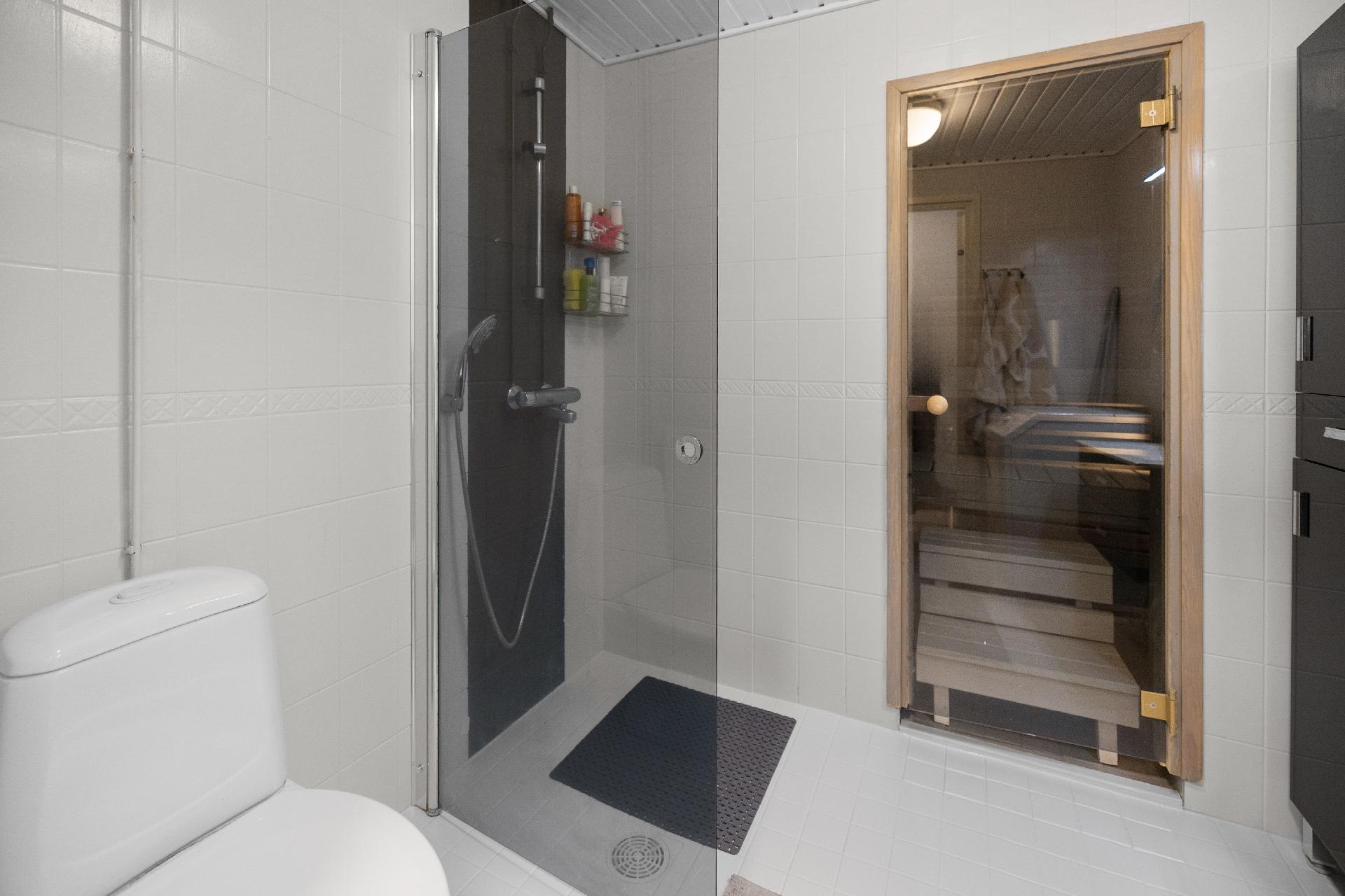 Kylpyhuoneen lattian kaakelit on maalautettu vuonna 2025