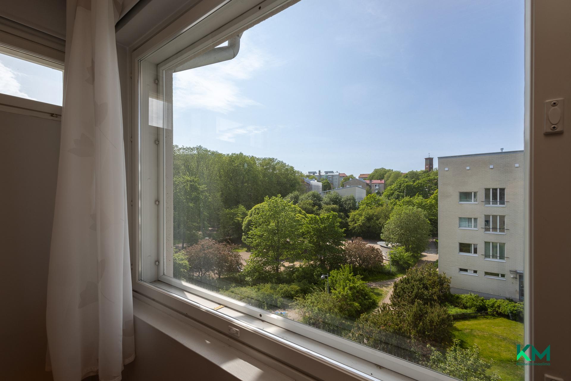 Makuuhuoneen ikkunanäkymää