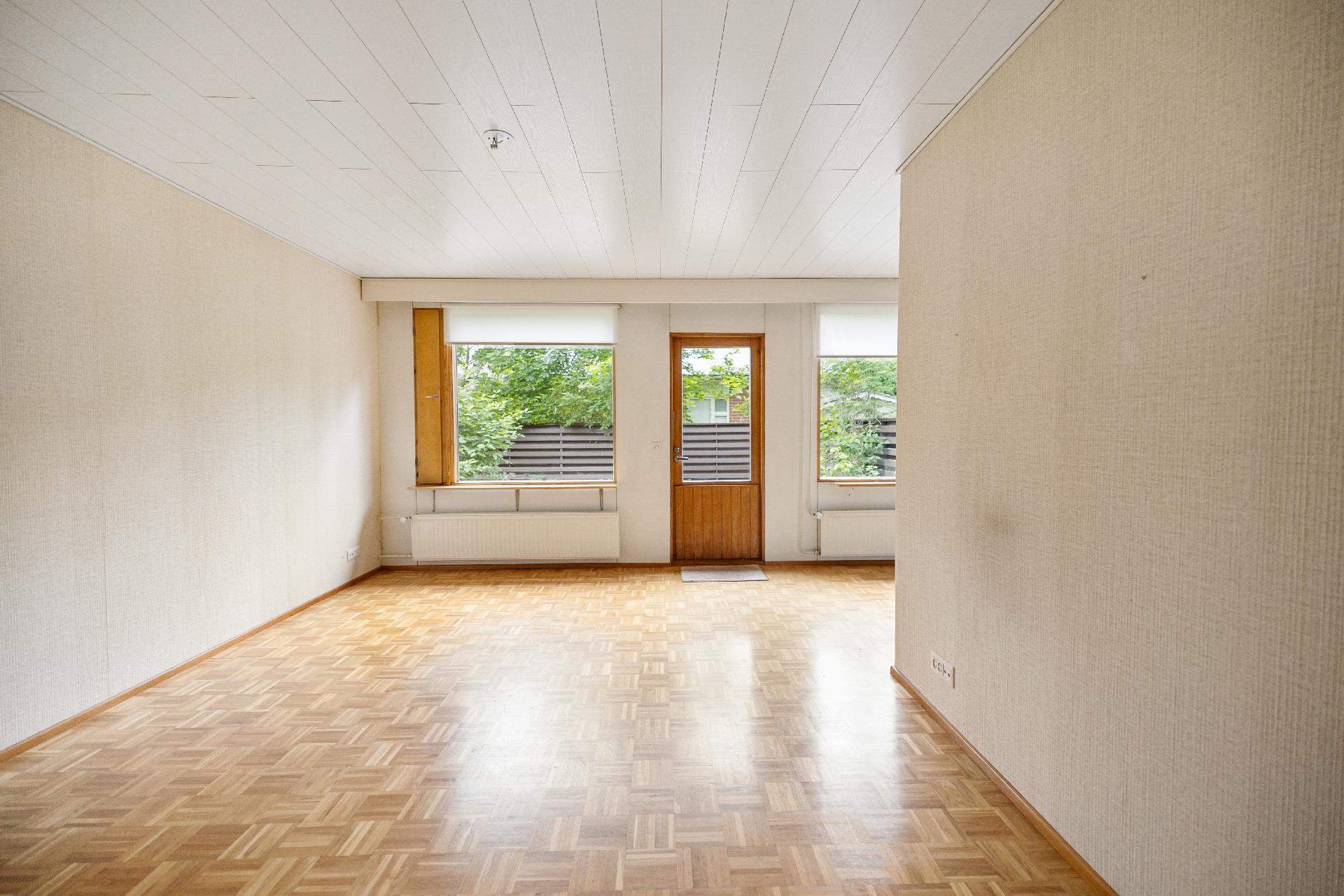 Olohuoneesta käynti suojaisalle takapihalle