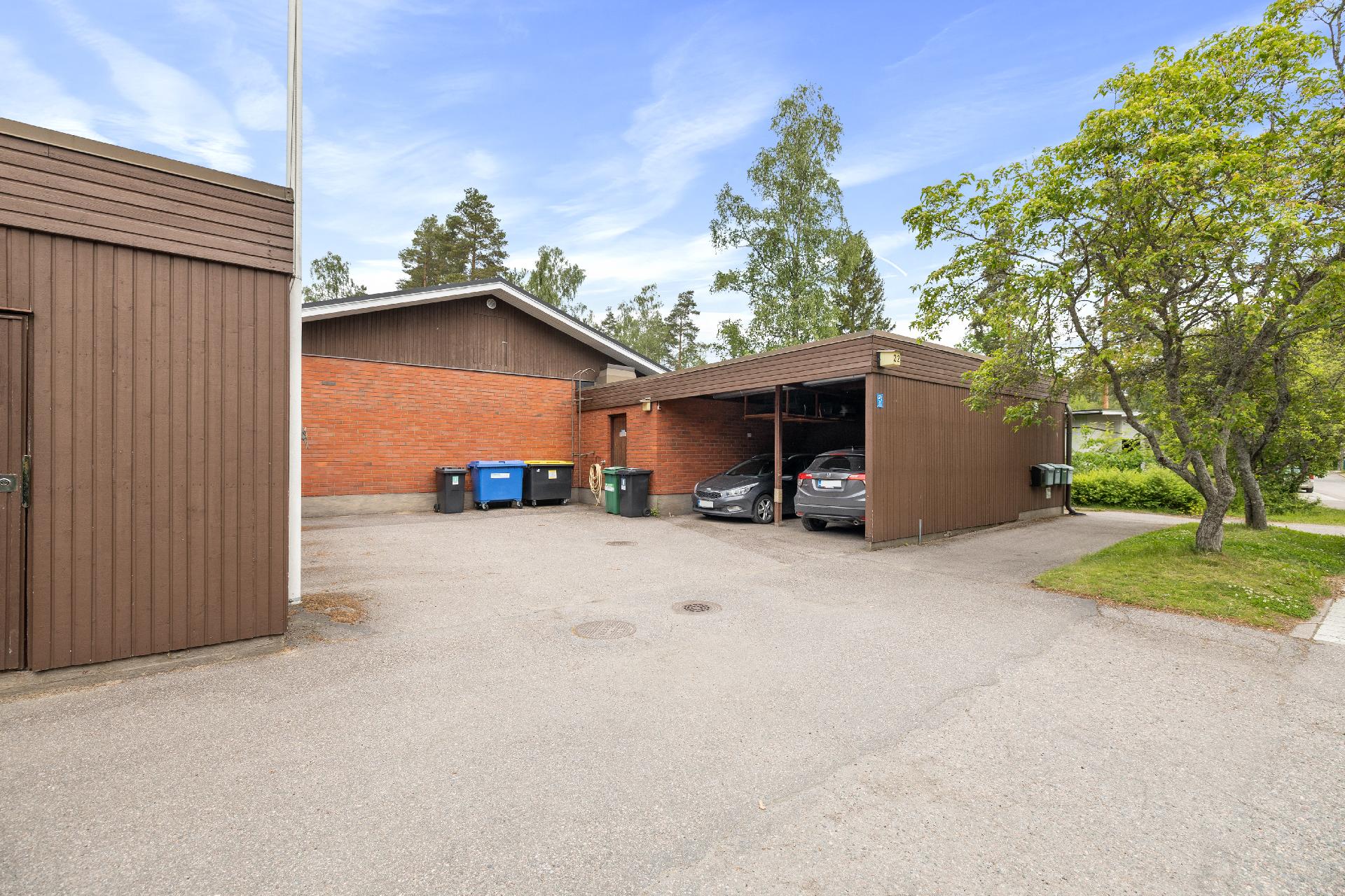 Jokaiselle huoneistolle kuuluu autokatospaikka