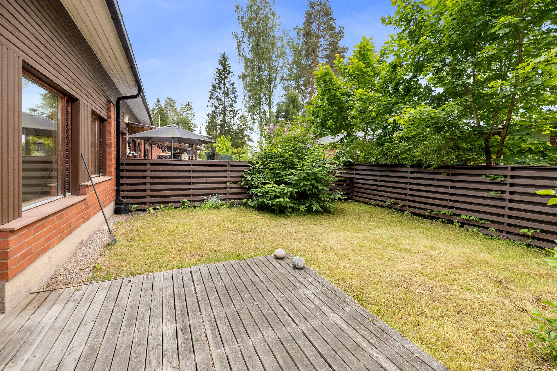 Suojaisa, aidattu takapiha