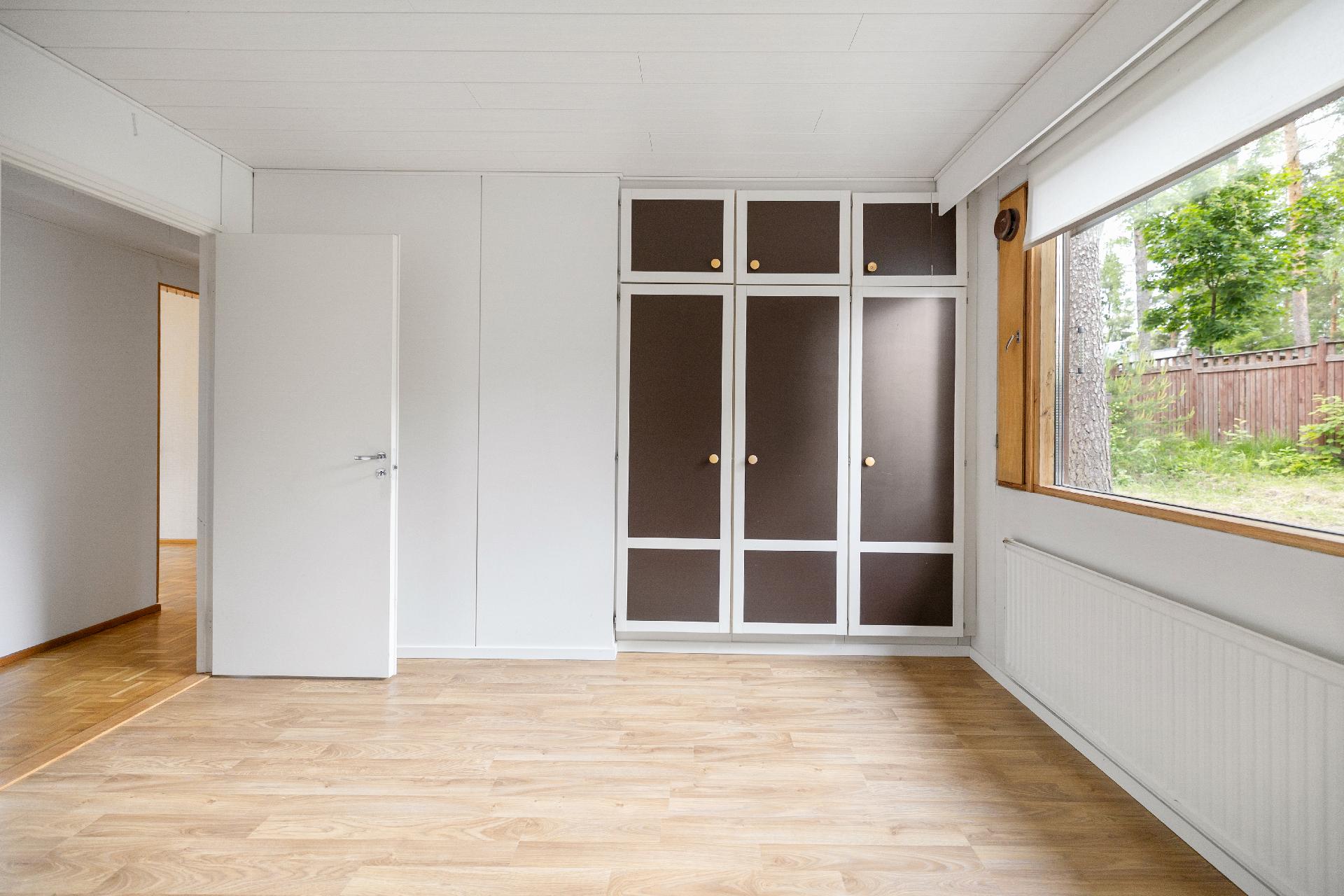 Makuuhuoneessa on kiinteät kaapistot