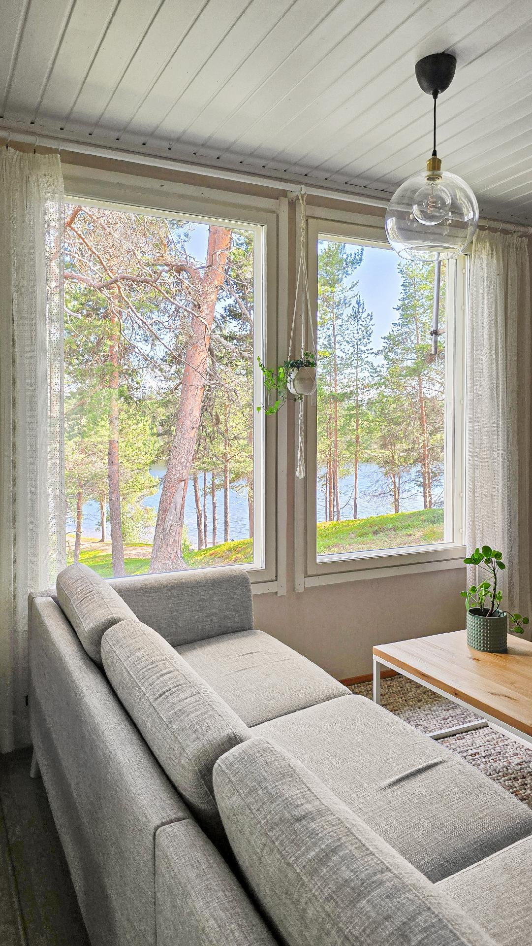 Olohuoneen ikkunasta kauniit maisemat Sevettijärveen