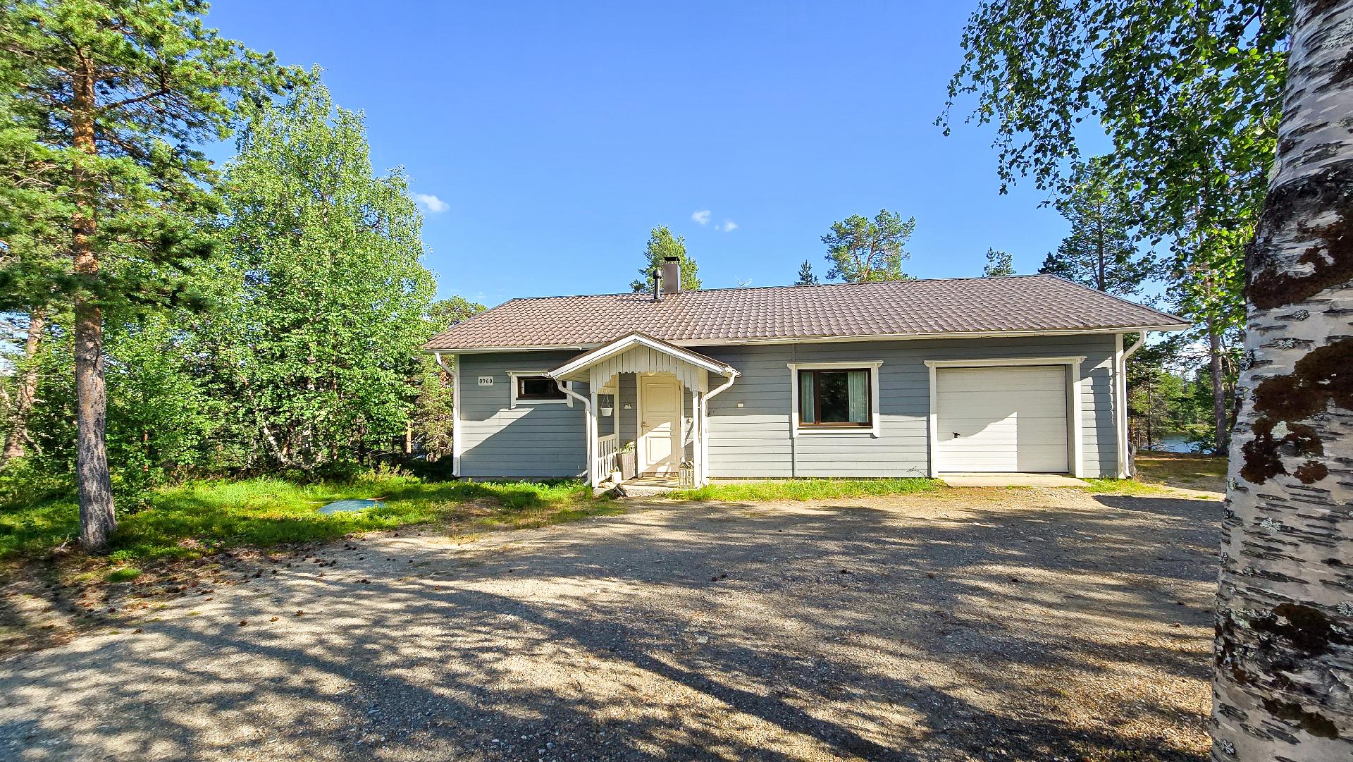 Talon yhteydessä tilava autotalli